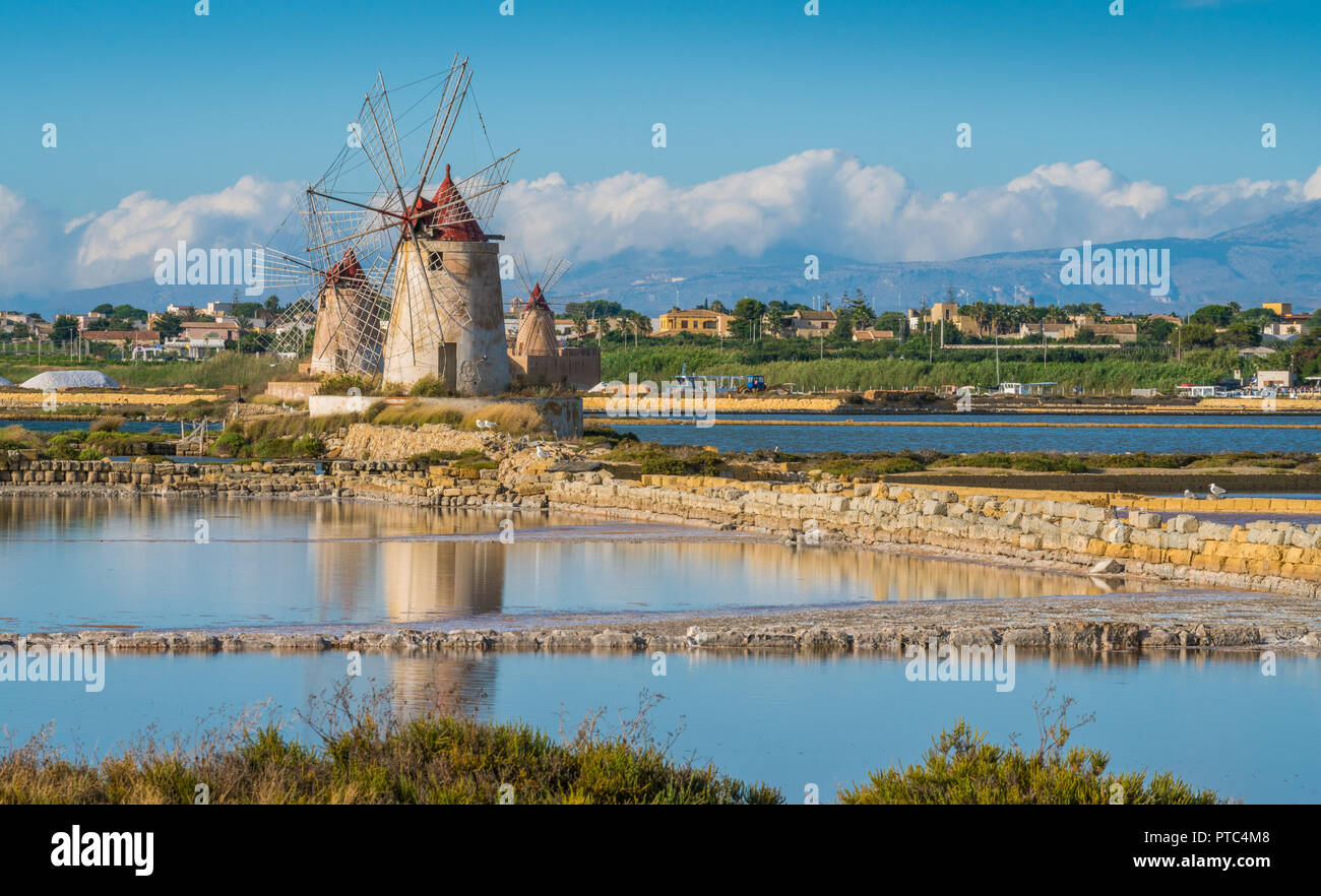 Windmühlen im Naturpark der 'SAline dello Stagnone" in der Nähe von Marsala und Trapani, Sizilien. Stockfoto