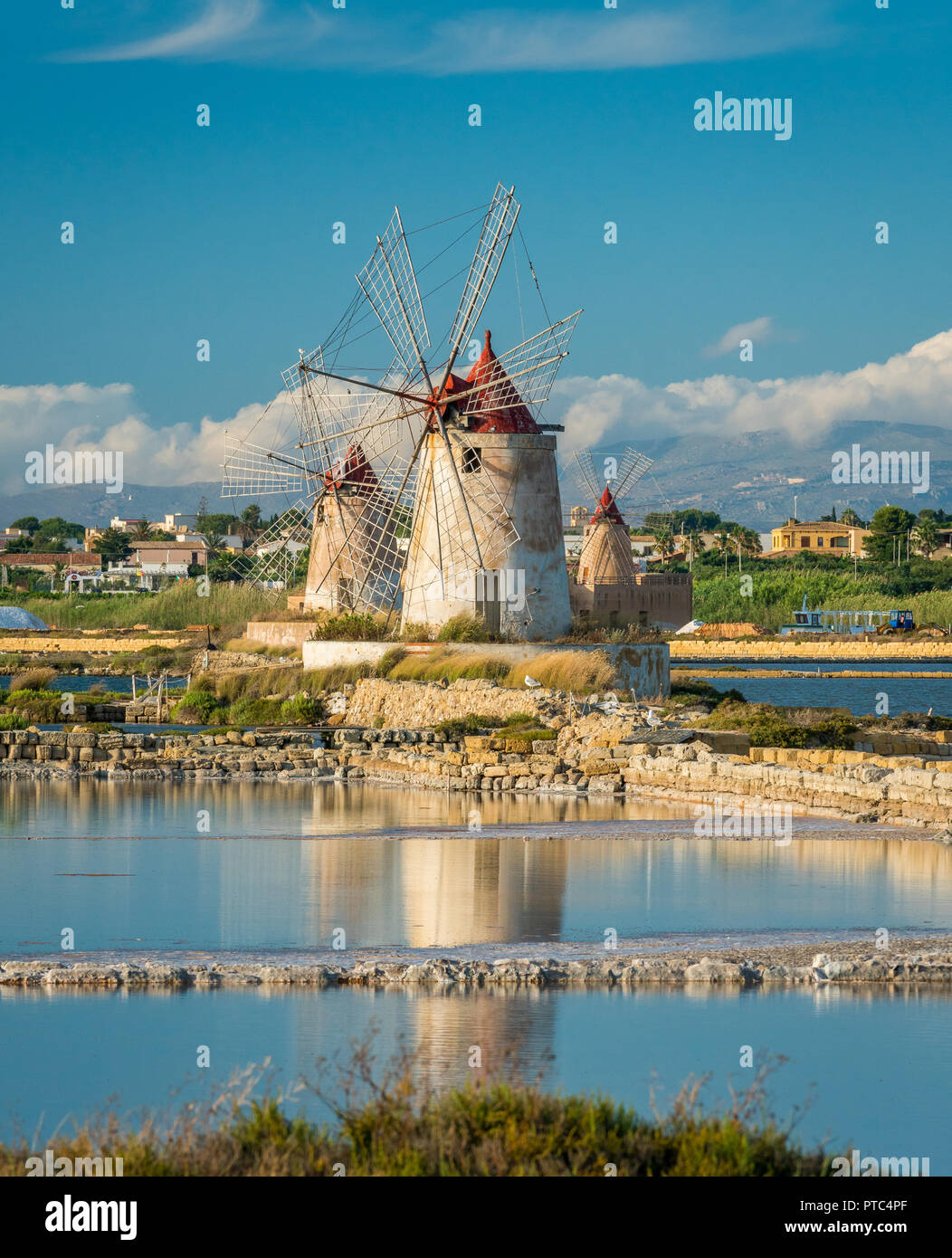 Windmühlen im Naturpark der 'SAline dello Stagnone" in der Nähe von Marsala und Trapani, Sizilien. Stockfoto