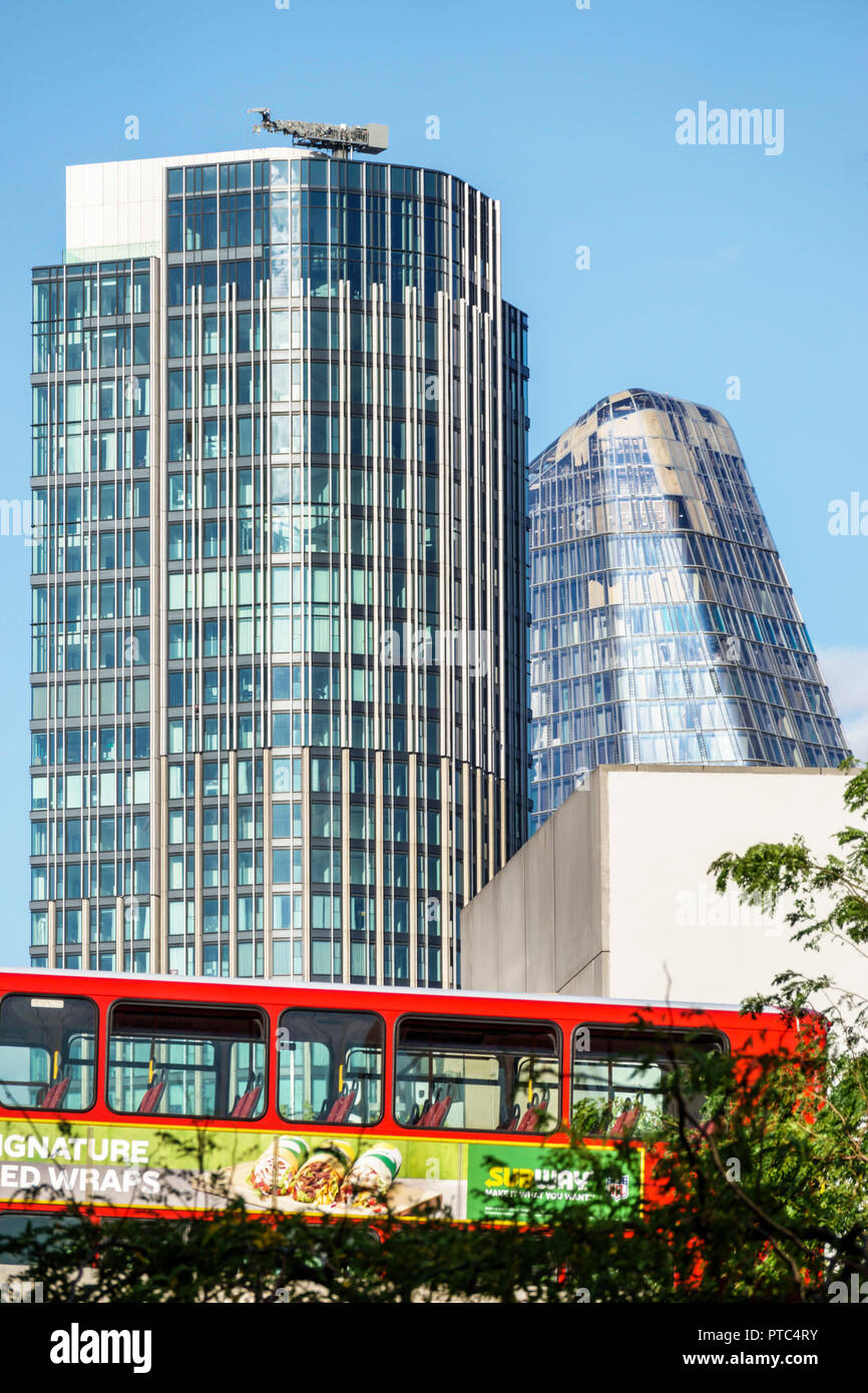 London England, Großbritannien, Southwark, South Bank, Aussicht, Skyline, neue Wolkenkratzer, South Bank Tower, gemischte Nutzung, roter Doppeldecker-Bus mit öffentlichen Verkehrsmitteln Stockfoto