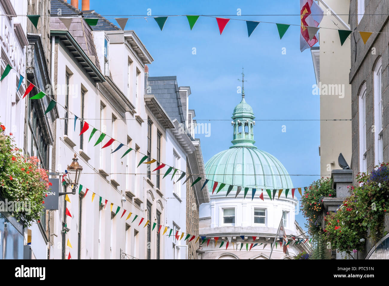 High Street in der Nähe der Kirche in St Peter Port Guernsey Kanalinseln Stockfoto