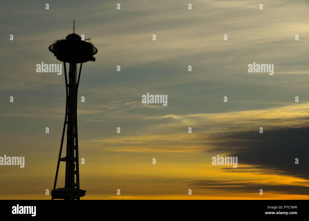 SEATTLE, WA, USA, Juni 2018: der Space Needle in Seattle gegen einen Sonnenuntergang Himmel. Stockfoto