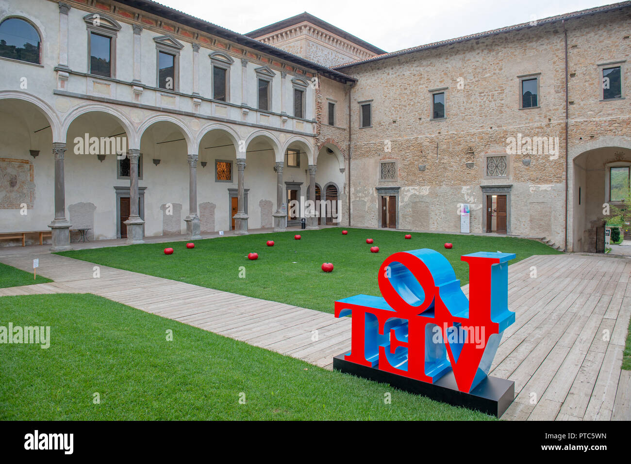 Bergamo Italien, 21. September 2018: Kunst Installation innerhalb der Kreuzgang des Klosters Astino Stockfoto