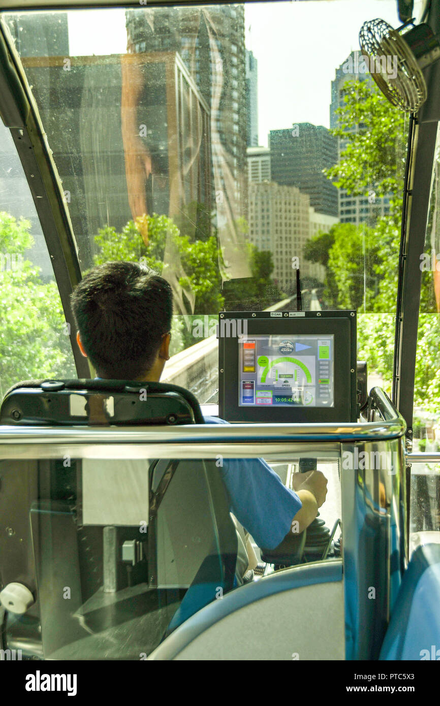 SEATTLE, Washington State, USA - JUNI 2018: Treiber funktioniert die Bedienelemente der Monorail Bahn, die von der Seattle Center in die Innenstadt läuft Stockfoto