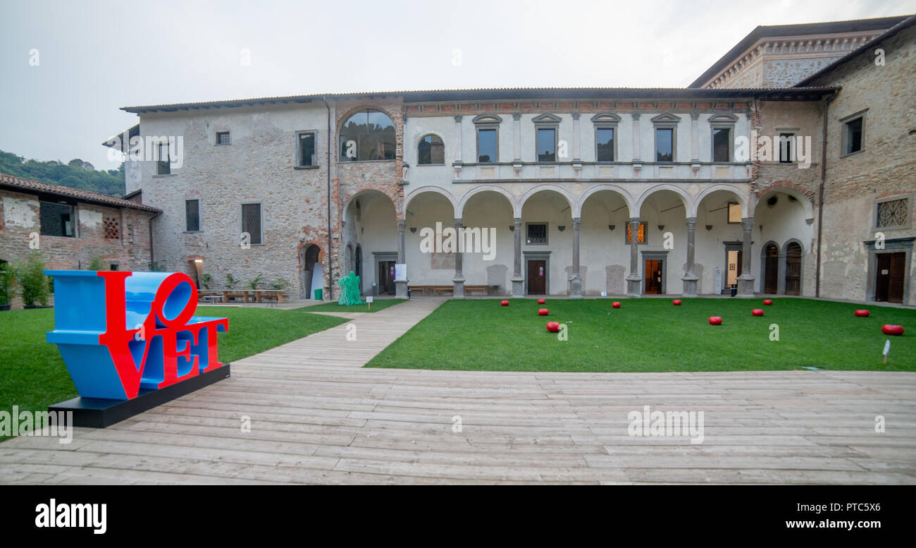 Bergamo Italien, 21. September 2018: Kunst Installation innerhalb der Kreuzgang des Klosters Astino Stockfoto