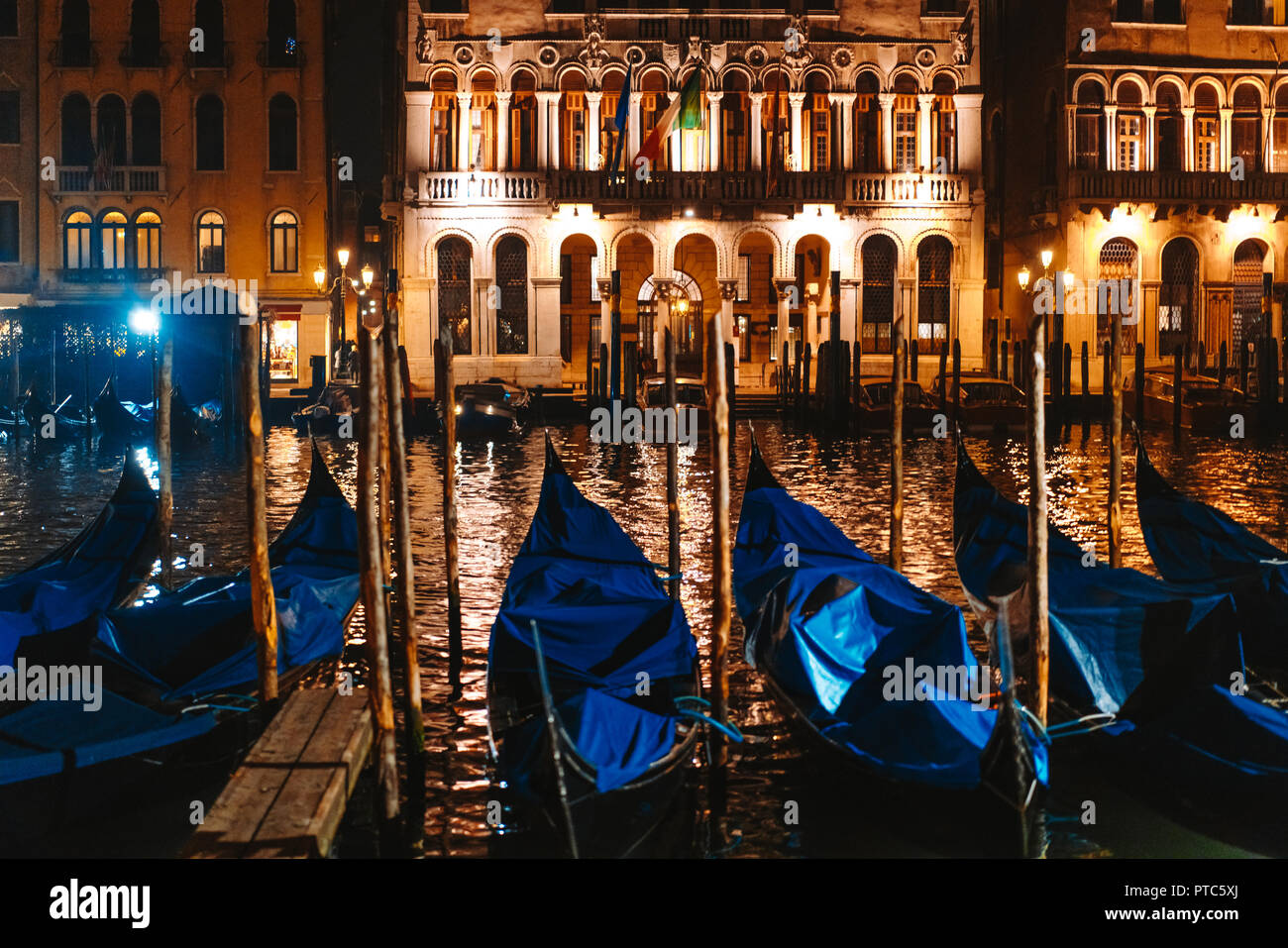 Zeile der Gondeln und glühenden Straßen. Italien, Europa Stockfoto