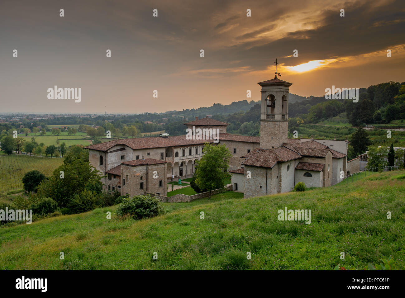 Alte Kloster des Astino Bergamo bei Sonnenuntergang Stockfoto