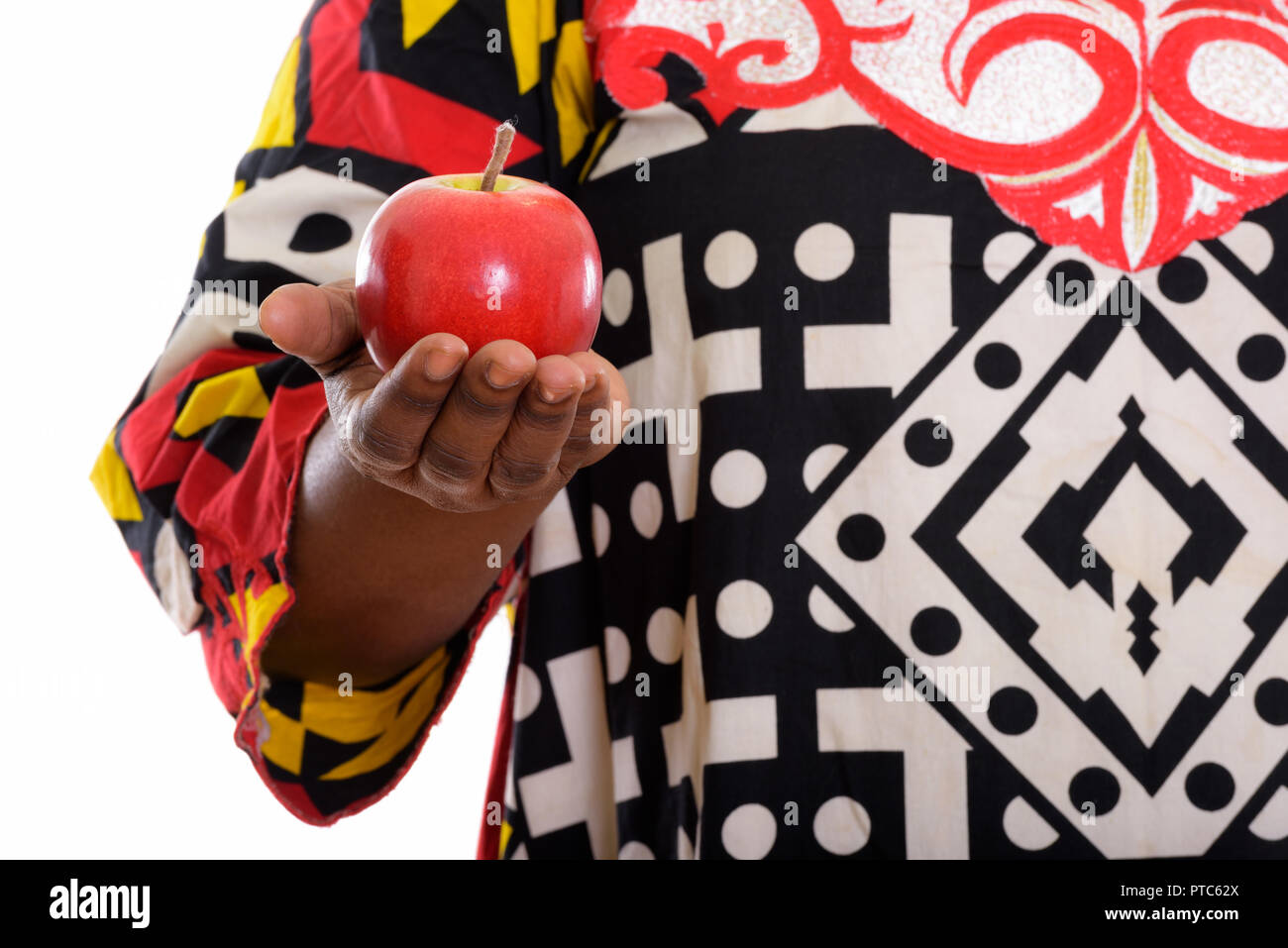 Studio Aufnahme von fetten schwarzen afrikanischen Frau mit roten Apfel Stockfoto