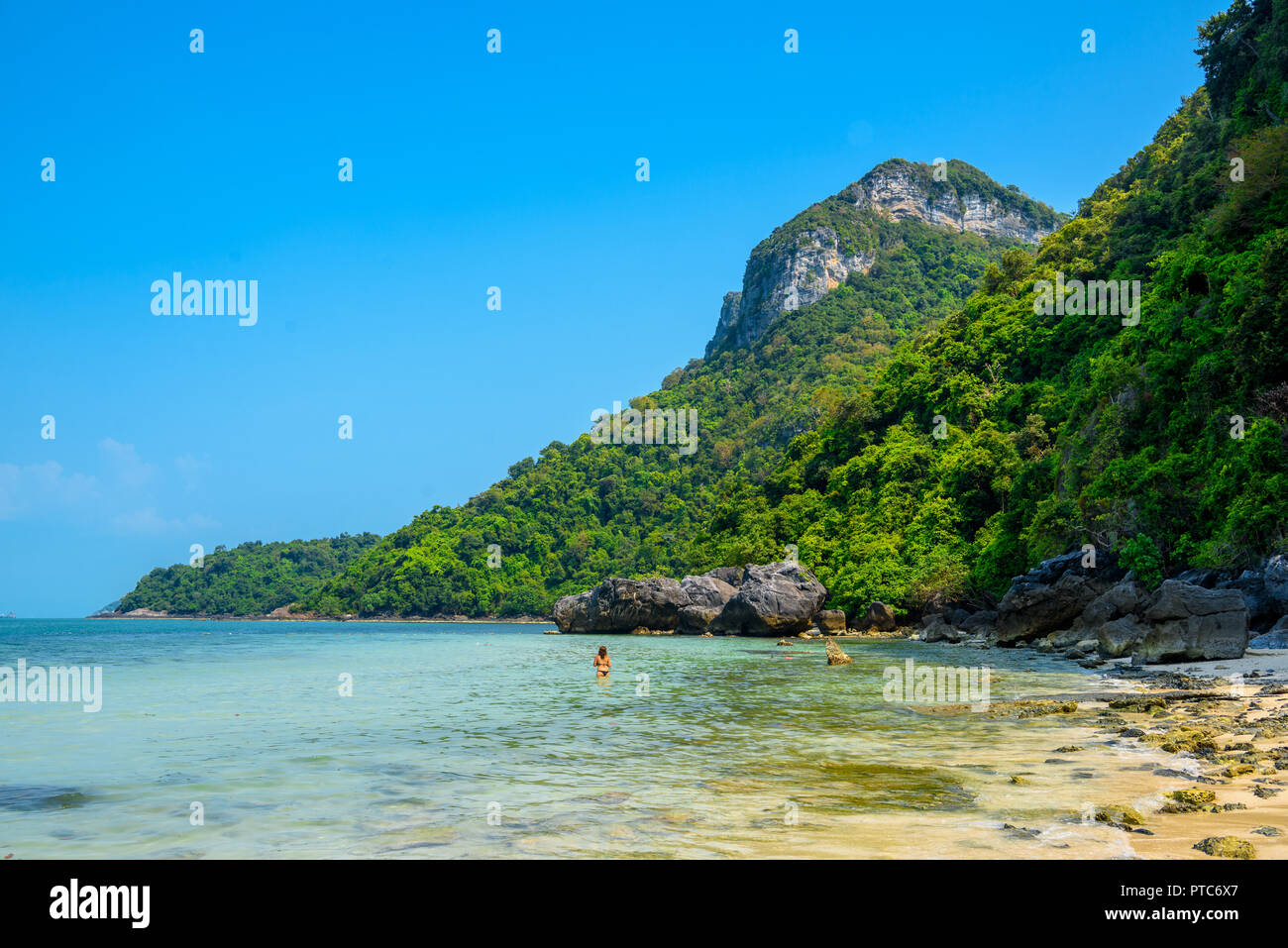 Koh Phaluai, Mu Ko Ang Thong National Park, Golf von Thailand, Siam, sonnigen tropischen Strand mit Bergen Stockfoto