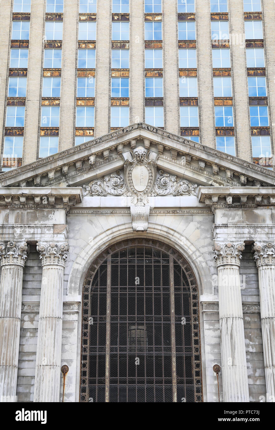 Die historische Michigan Central Station, 1988 geschlossen, und jetzt durch die Ford Motor Company für Restaurierung, in Corktown gekauft, in Detroit, Michigan, USA Stockfoto