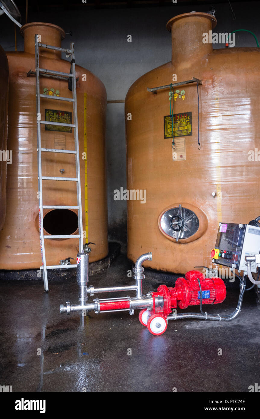 Wein Tanks in einem Wein Produktion Apremont Savoyen, Frankreich. Stockfoto