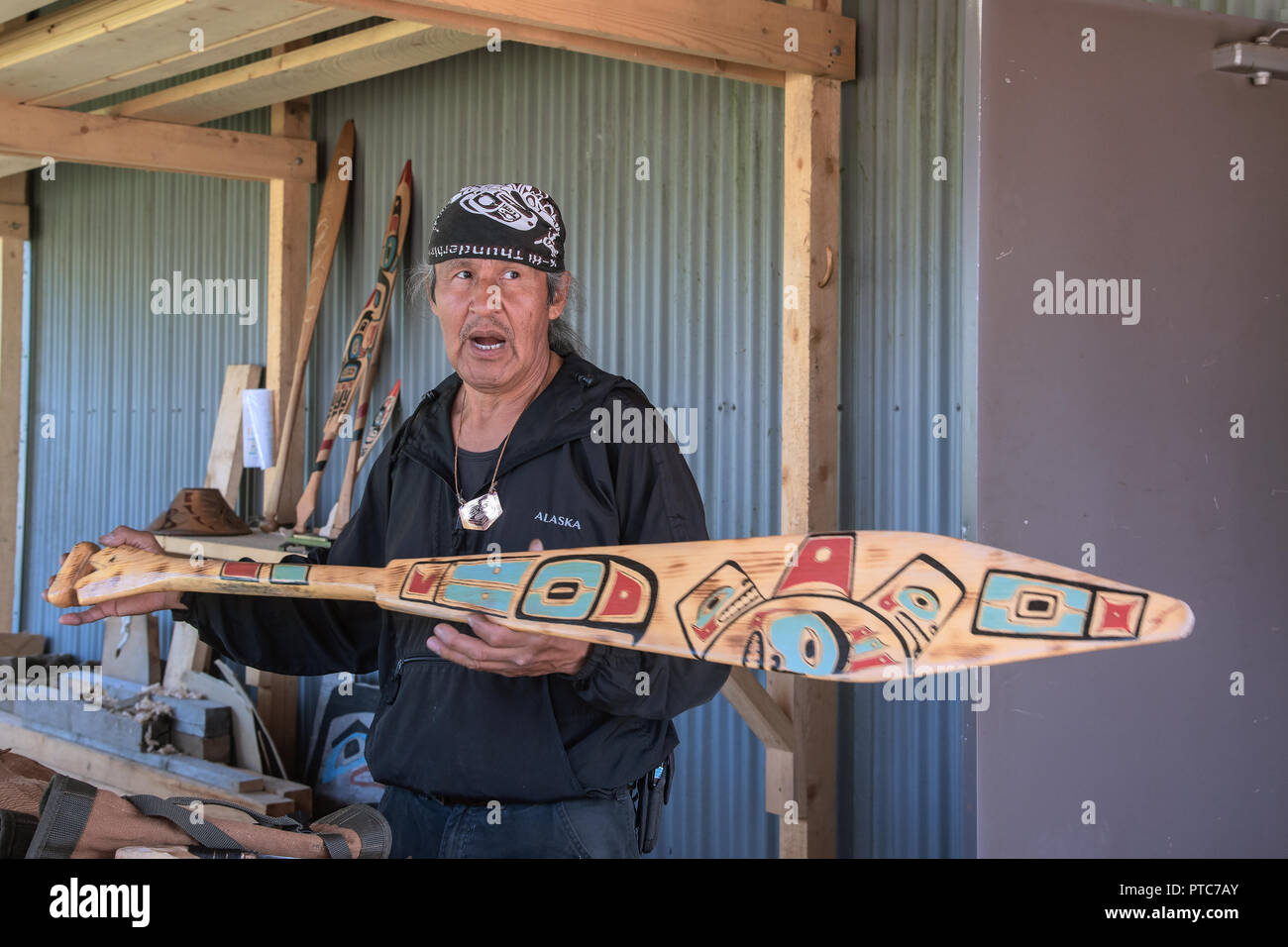 Lokale Handwerker mit seiner Arbeit, Yaakw Kahidi Kulturzentrum, Hoonah, Alaska, USA Stockfoto