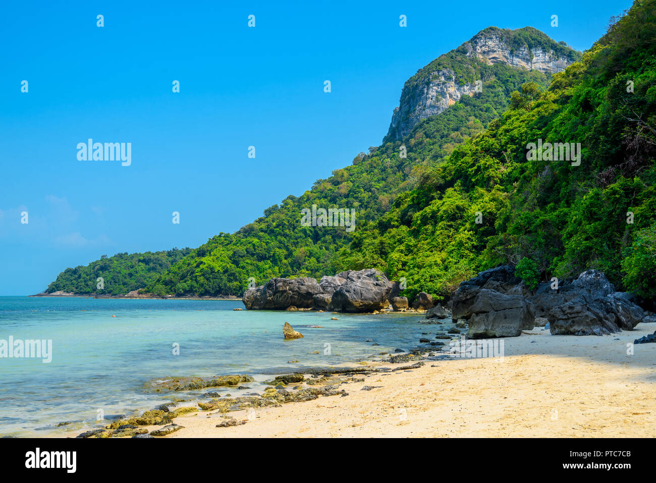 Koh Phaluai, Mu Ko Ang Thong National Park, Golf von Thailand, Siam, sonnigen tropischen Strand mit Bergen Stockfoto