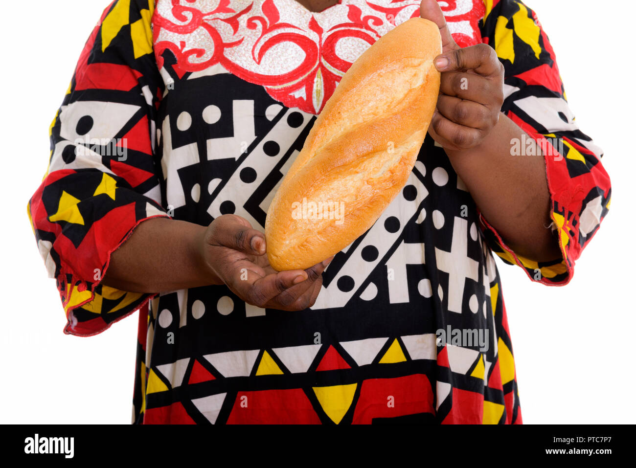 Nahaufnahme von fetten schwarzen afrikanischen Frau mit Brot Stockfoto