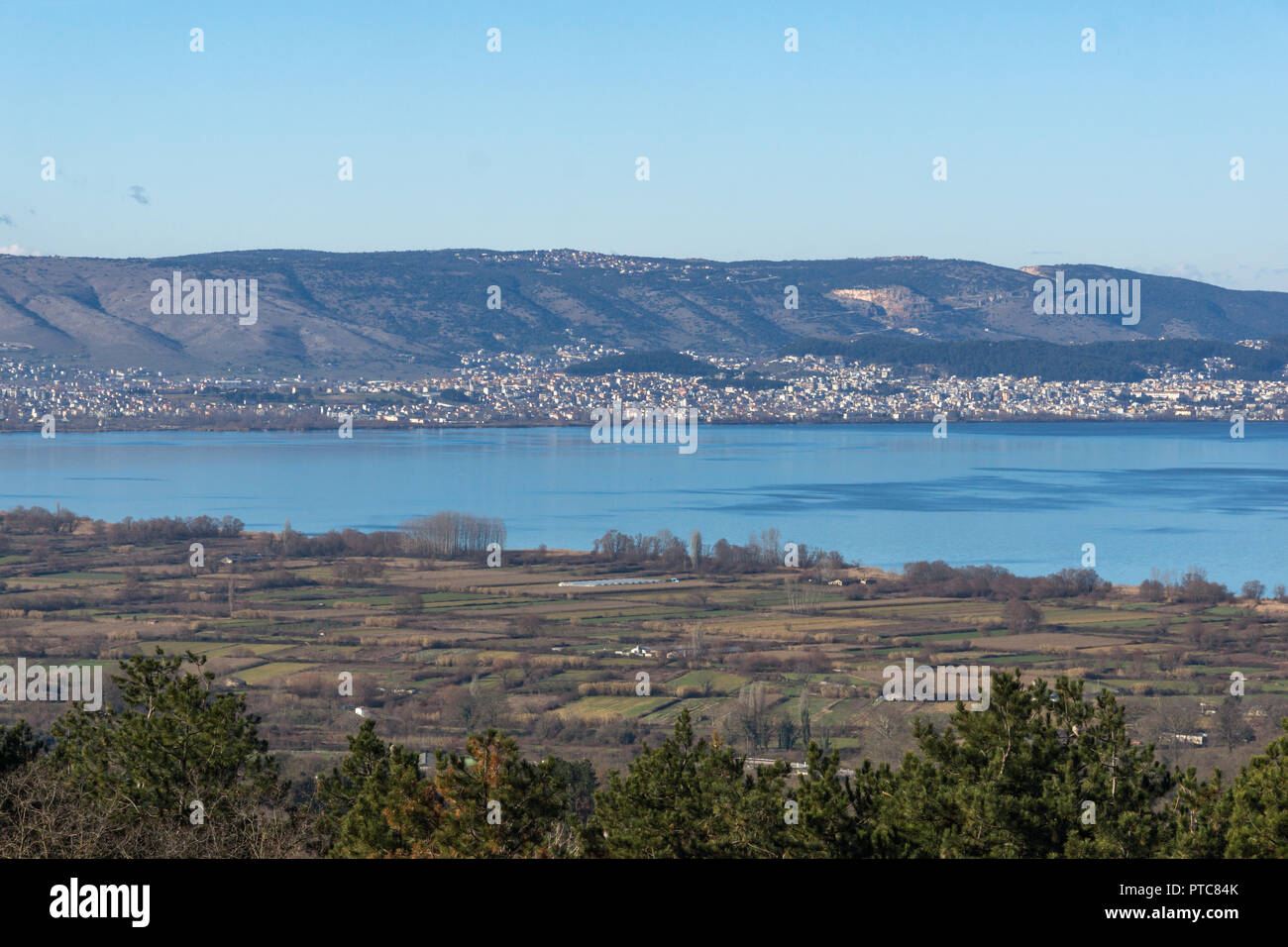 Panoramablick auf die Landschaft des Sees Pamvotida, Äußersten und die Stadt Ioannina, Epirus, GRIECHENLAND Stockfoto