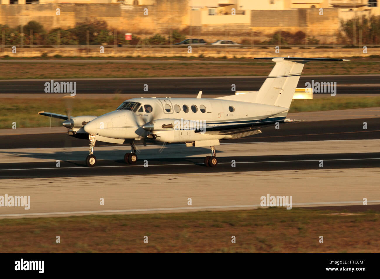 Beechcraft Super King Air 300 kleine private Twin Motor Propeller angetrieben Pendler Flugzeug auf der Landebahn nach der Landung in Malta bei Sonnenuntergang Stockfoto