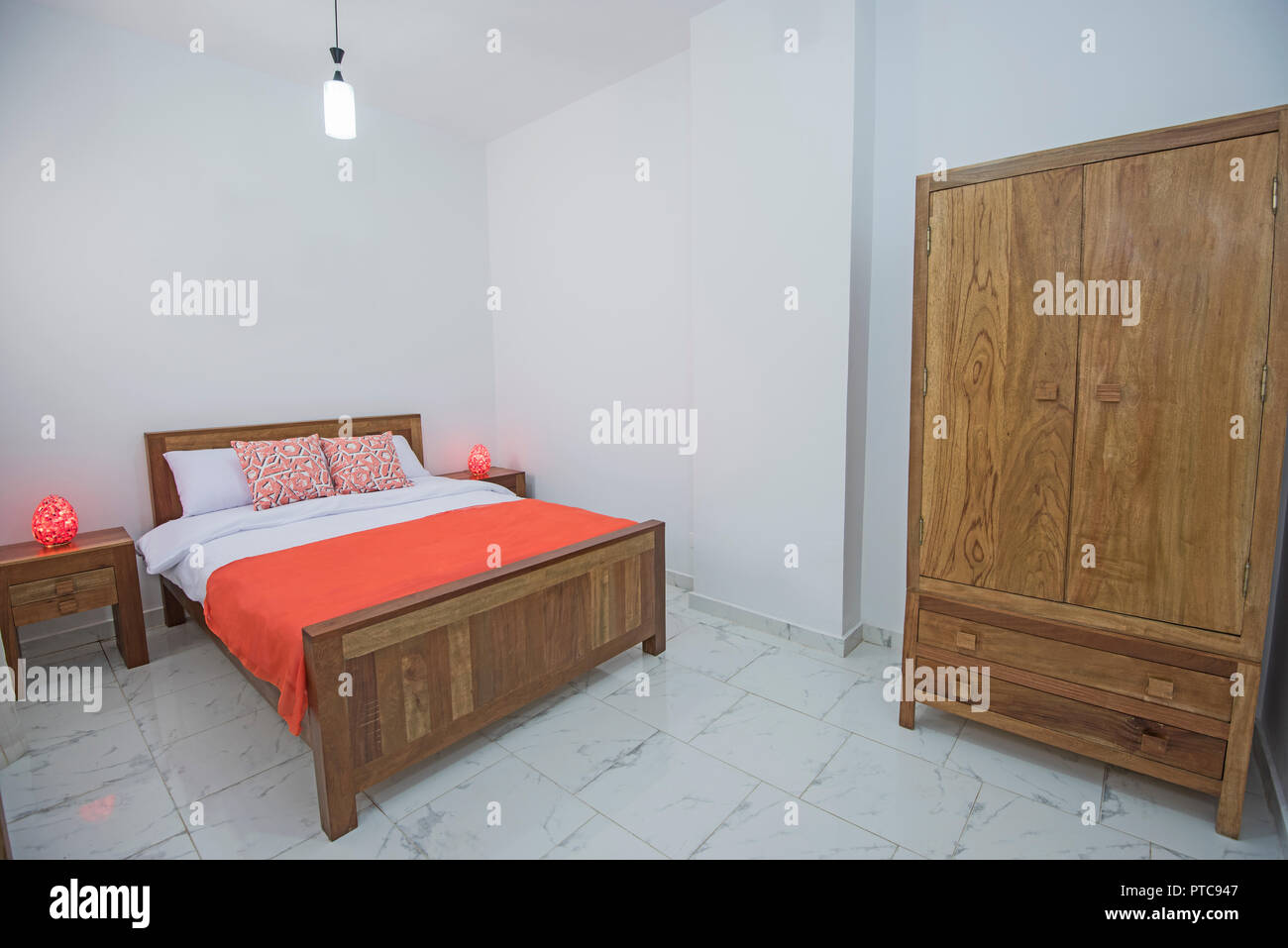 Interior Design Einrichtung Einrichtung von Luxus zeigen home Schlafzimmer mit Holzmöbeln und Doppelbett Stockfoto