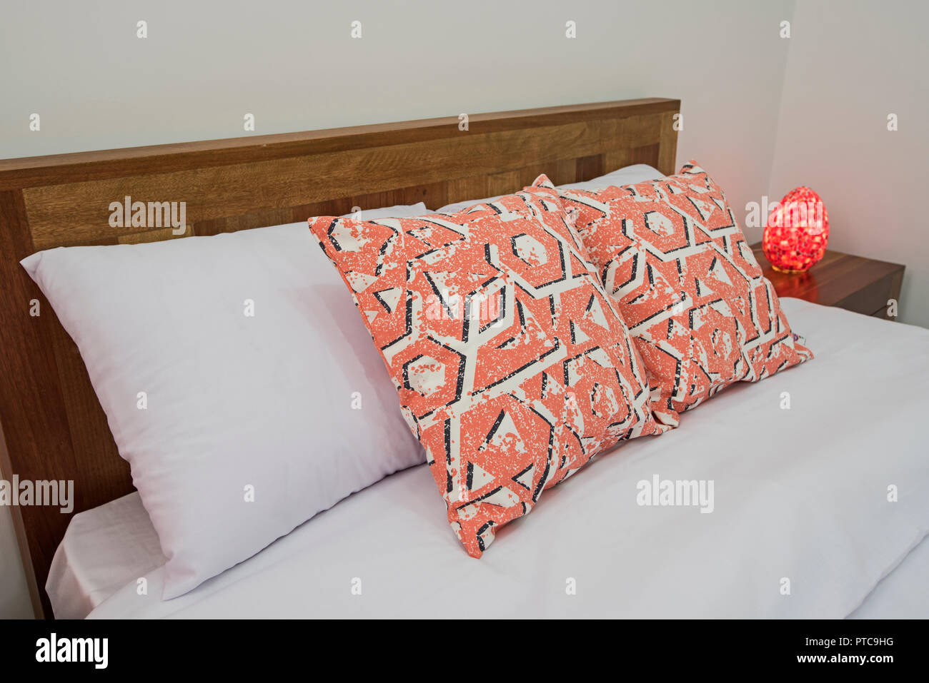 Interior Design Einrichtung Einrichtung von Luxus zeigen home Schlafzimmer mit Holzmöbeln und Doppelbett Stockfoto