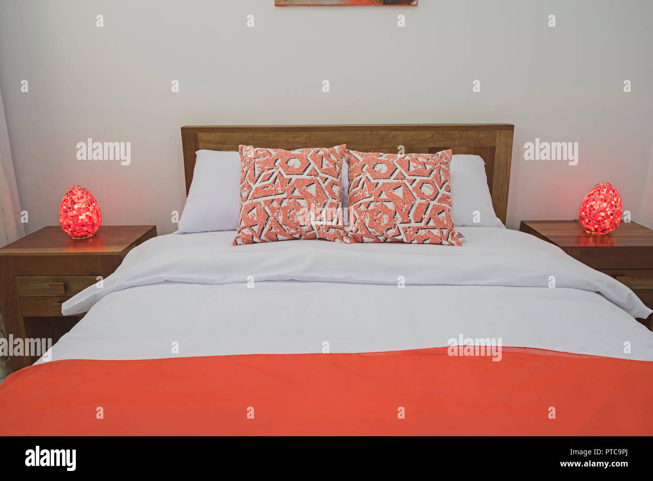 Interior Design Einrichtung Einrichtung von Luxus zeigen home Schlafzimmer mit Holzmöbeln und Doppelbett Stockfoto