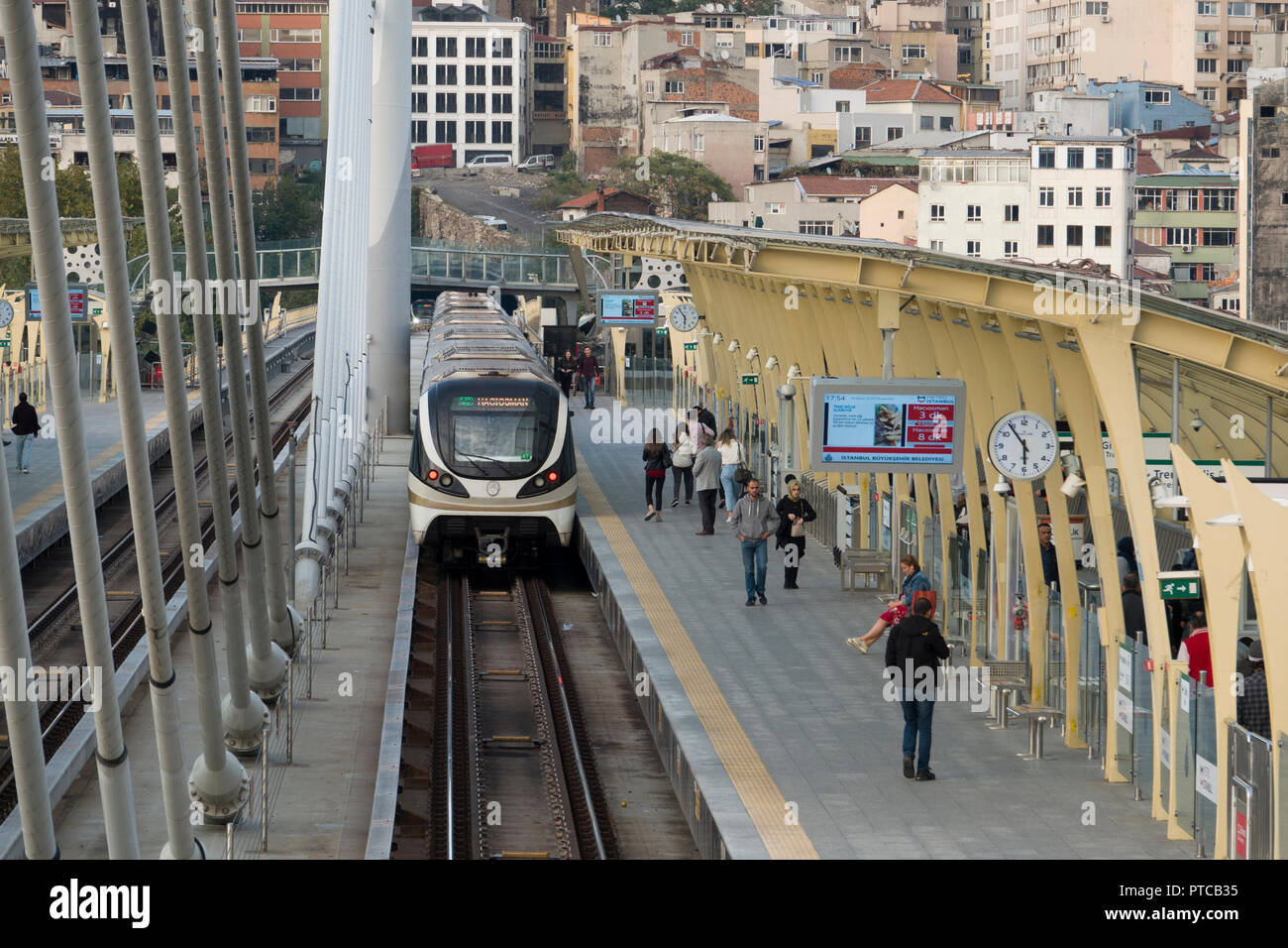 U-Bahn bei Halic Station auf das Goldene Horn u-Brücke in Istanbul, Türkei Stockfoto