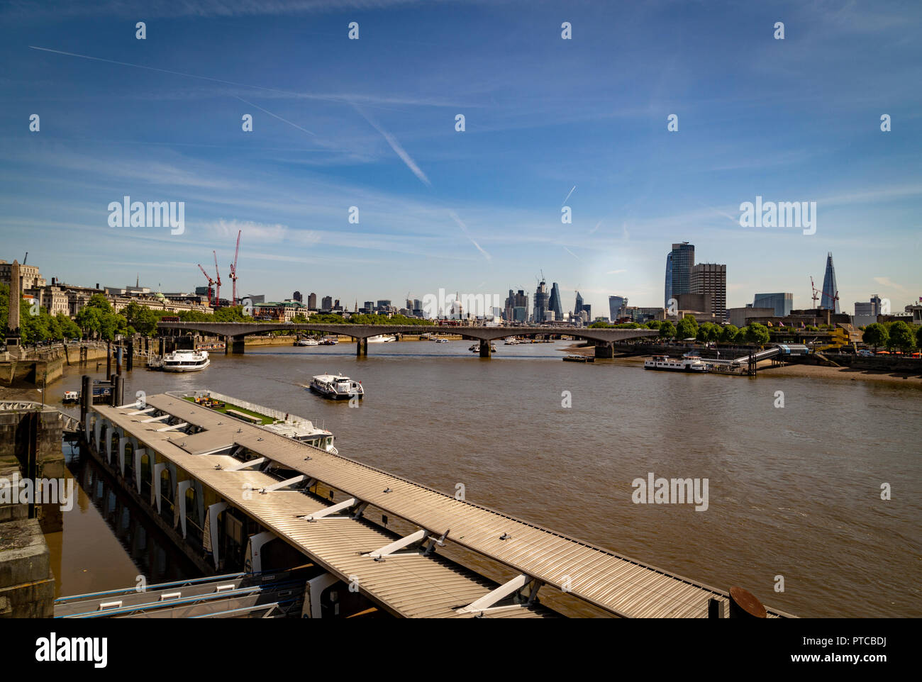 Querformat von London vom Embankment Pier in der Nähe der Hungerford Bridge. England, Großbritannien Stockfoto