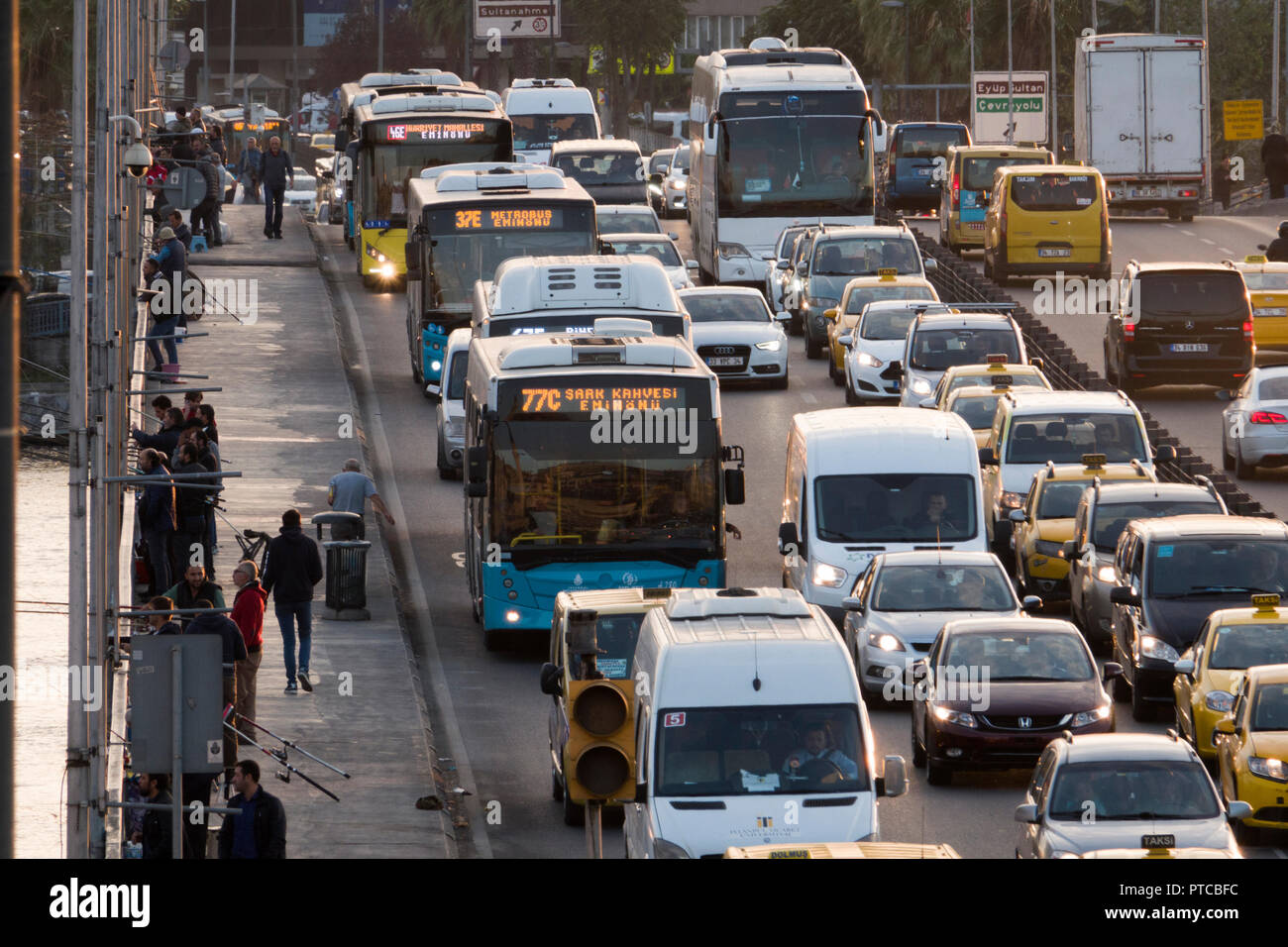 Verkehr und Fußgänger auf Atatürk Brücke in Istanbul, Türkei Stockfoto