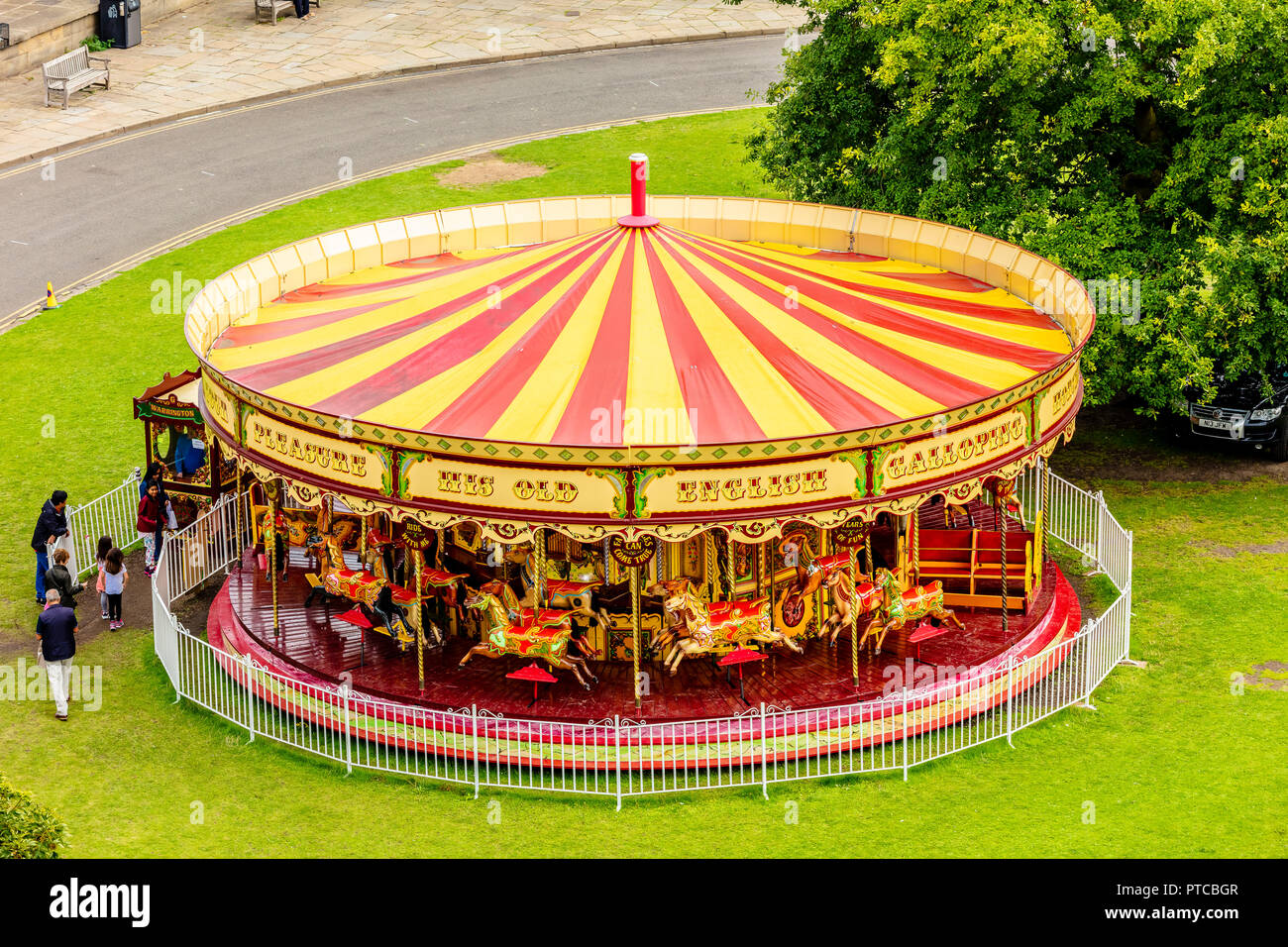 Luftbild von Oben nach Unten Blick auf Merry go round in York Castle Museum Blick von Clifford's Tower Stockfoto