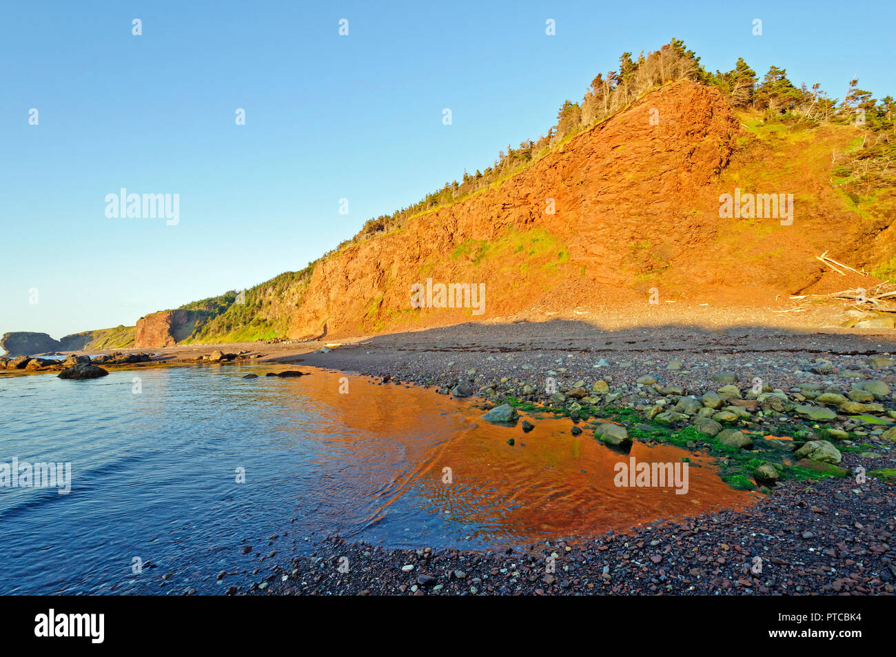 Sun Glow auf einer Küste Strand im Gros Morne National Park Stockfoto