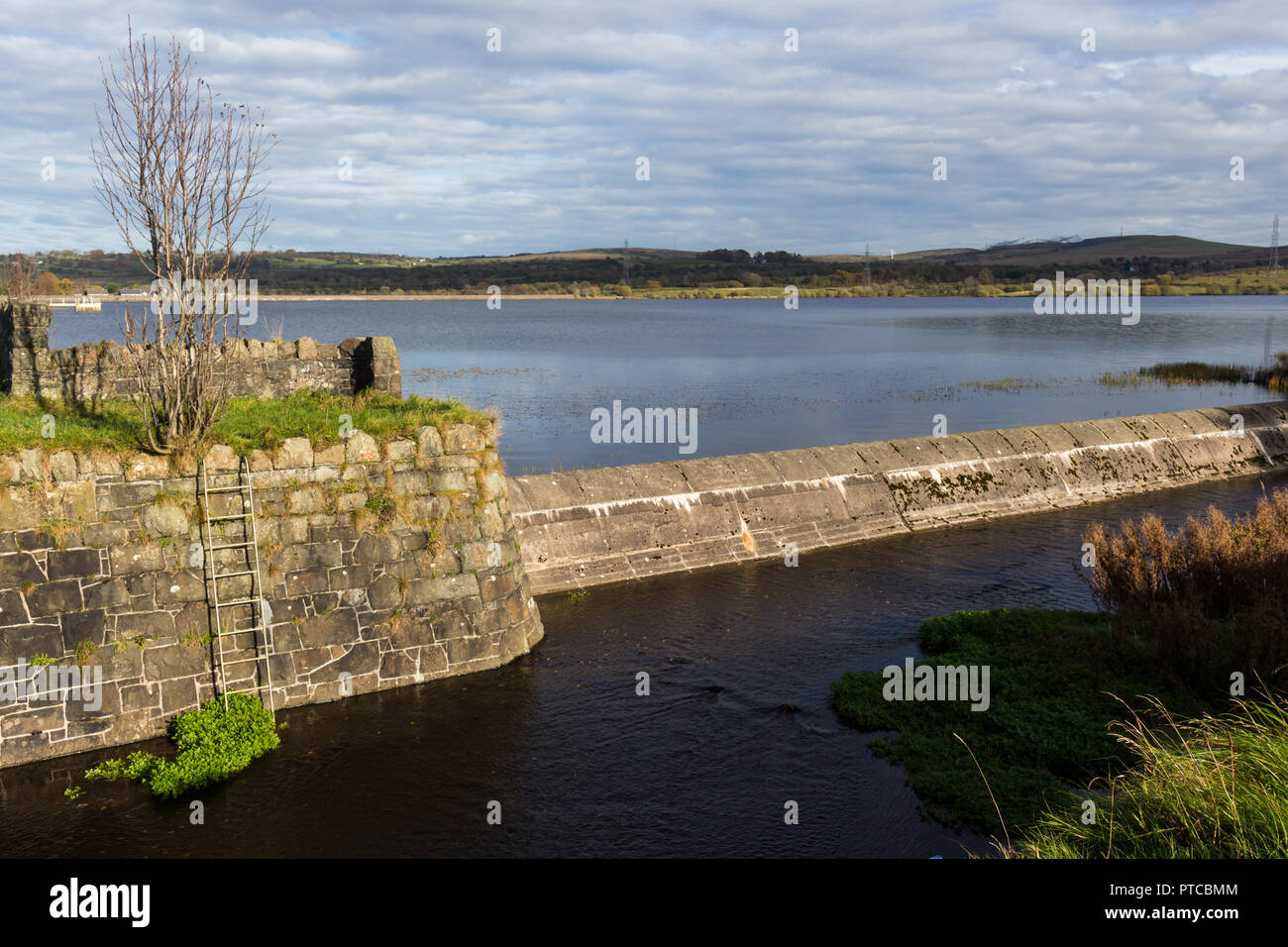 Wasserbehälter mit Überlauf für die Entwässerung. Stoneyford Reservoir, County Antrim, Nordirland. Stockfoto