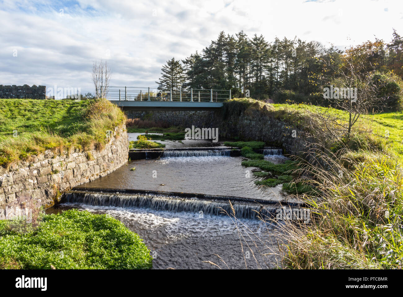 Wasser Kaskadierung der Abfluss aus dem Überlauf an Stoneyford Reservoir, County Antrim, Nordirland. Stockfoto