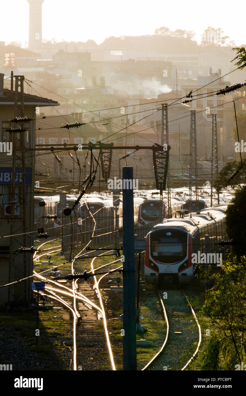 Istanbul Metro Züge in Eminonu, Istanbul, Türkei Stockfoto