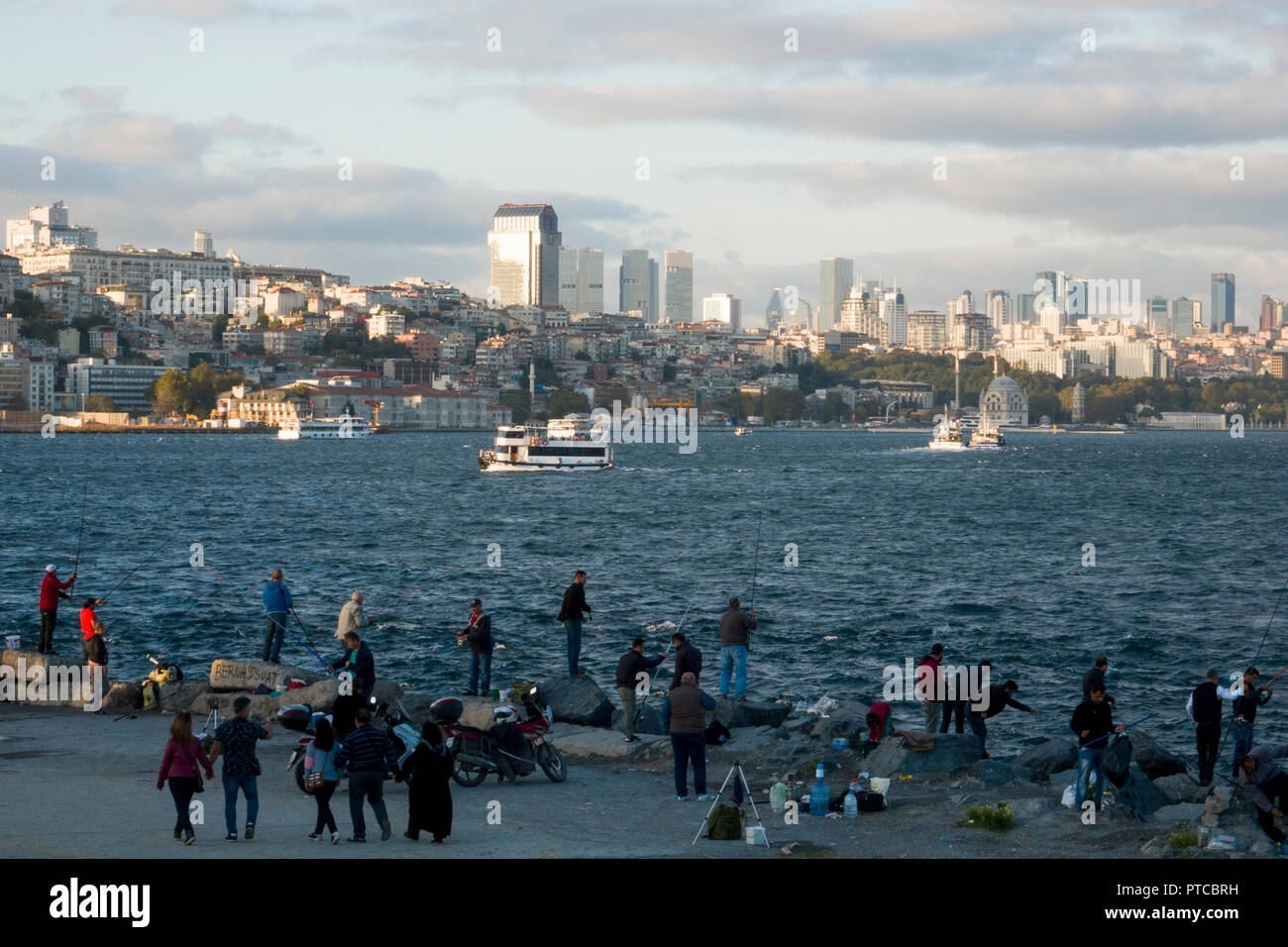 Türkische Männer der Sportfischerei entlang des Bosporus in Istanbul, Türkei Stockfoto