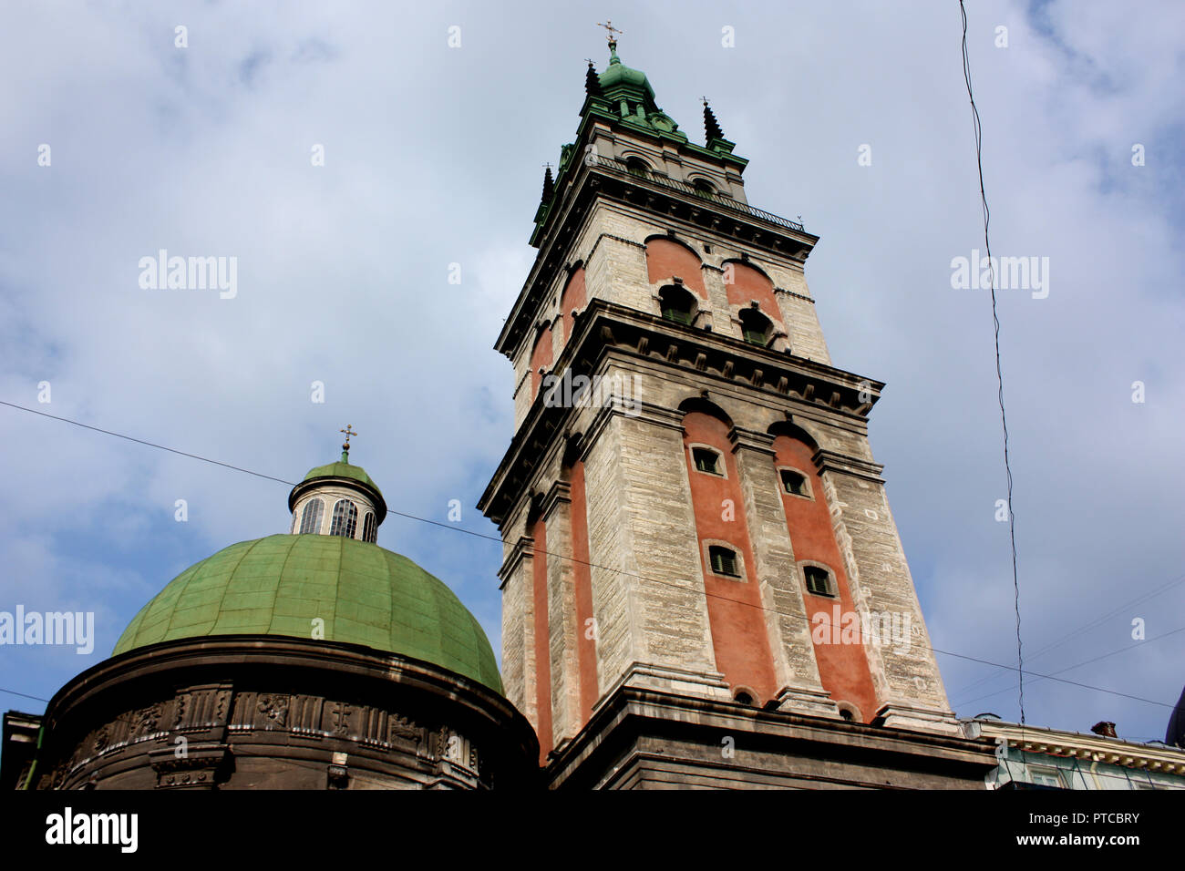 Die Kirche der Gottesmutter und Korniakt Turm in Lemberg, Ukraine Stockfoto