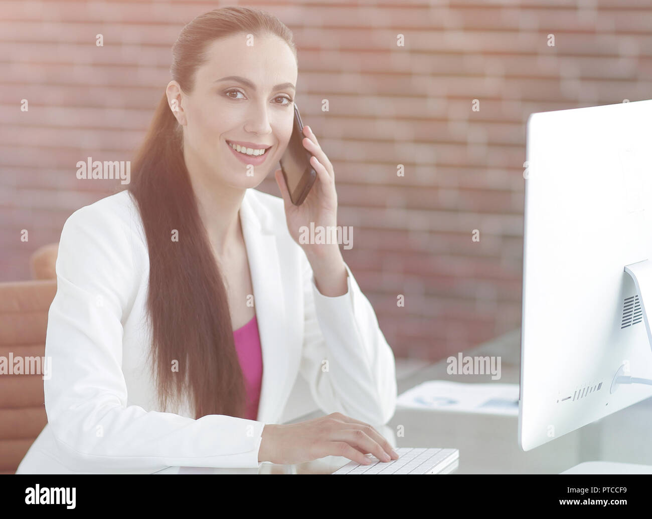 Frau Assistant an seinem Arbeitsplatz Stockfoto