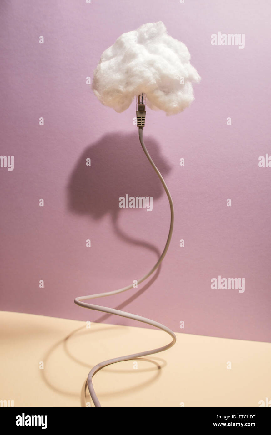 Wolken Konzeption mit Baumwolle cloud und USB-Kabel Stockfoto
