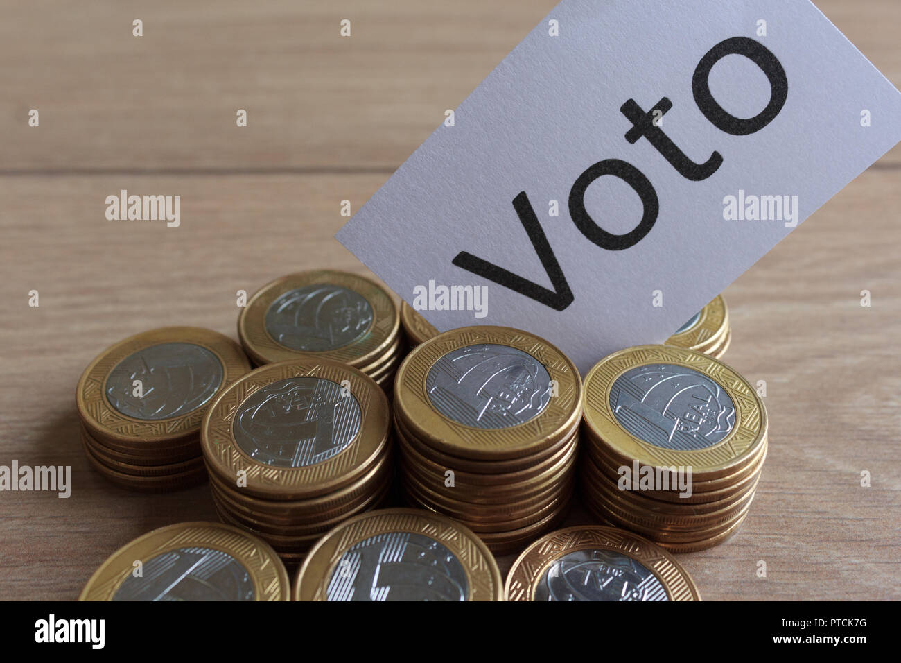 "Voto" (portugiesisch: Abstimmung), politische Korruption in Brasilien und den Kauf von Stimmen bei Wahlen. In einem Konzept Bild. Stockfoto