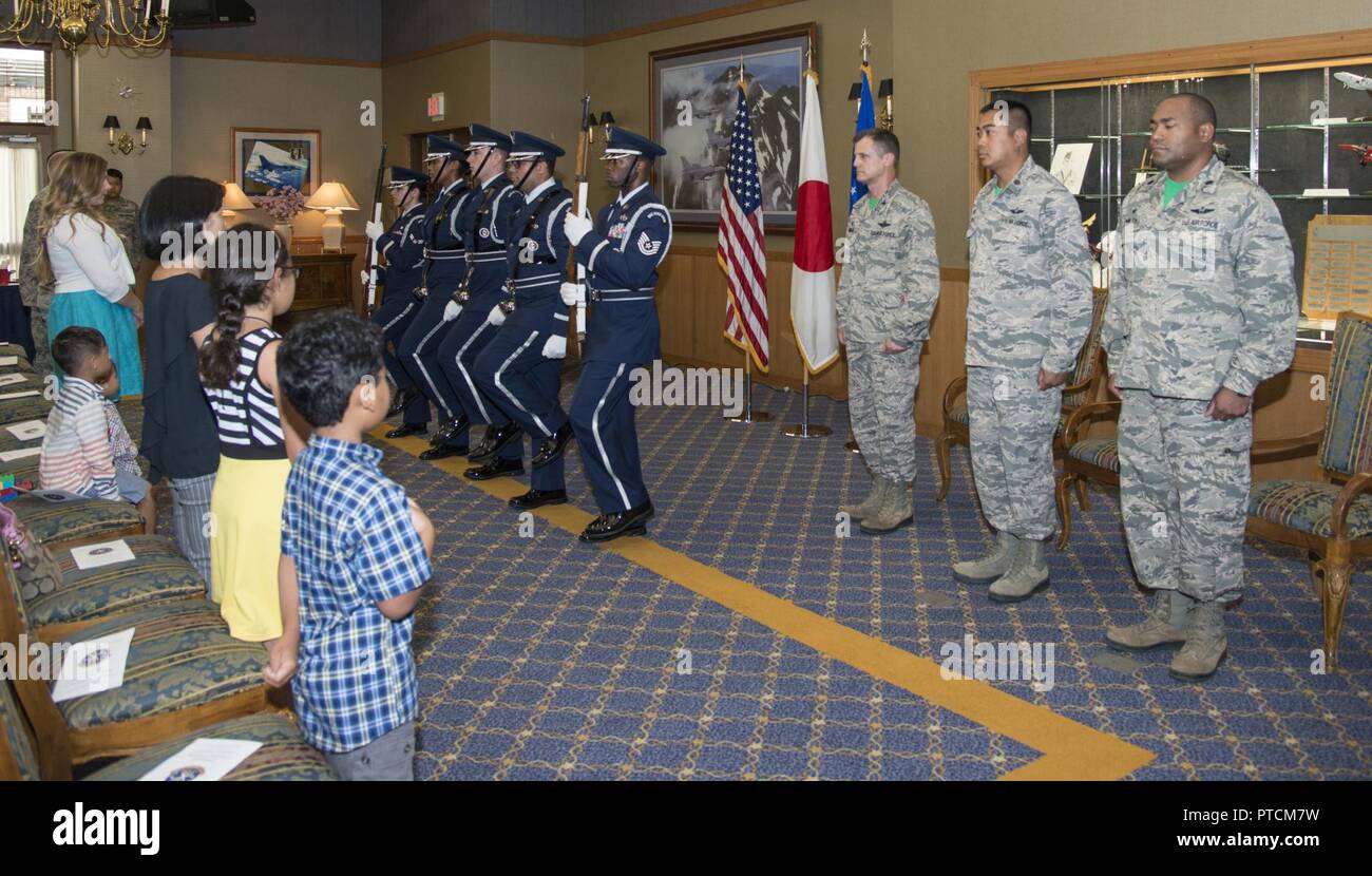 Us Air Force Colonel William Bowman, 35th Operations Group Commander, eine Änderung des Befehls Zeremonie zwischen Maj Panama Shontz, seiner 610 Air Control Flug ausgehende Commander ausgeübt, und Oberstleutnant Omar Hamilton seiner 610 ACF eingehende Commander, Misawa Air Base, Japan, 12. Juli 2017. Heute ist der primäre Zweck der Änderung der Befehl ist Untergebenen die formale Übertragung der Zuständigkeit, Befugnis und Verantwortlichkeit von einem Offizier Zeugnis zu einem anderen zu ermöglichen. Diese Zeremonien sind Farbe und Prunk zu militärischen Lebens hinzugefügt unter Wahrung der Tradition und anregenden Esprit de Corps. Stockfoto