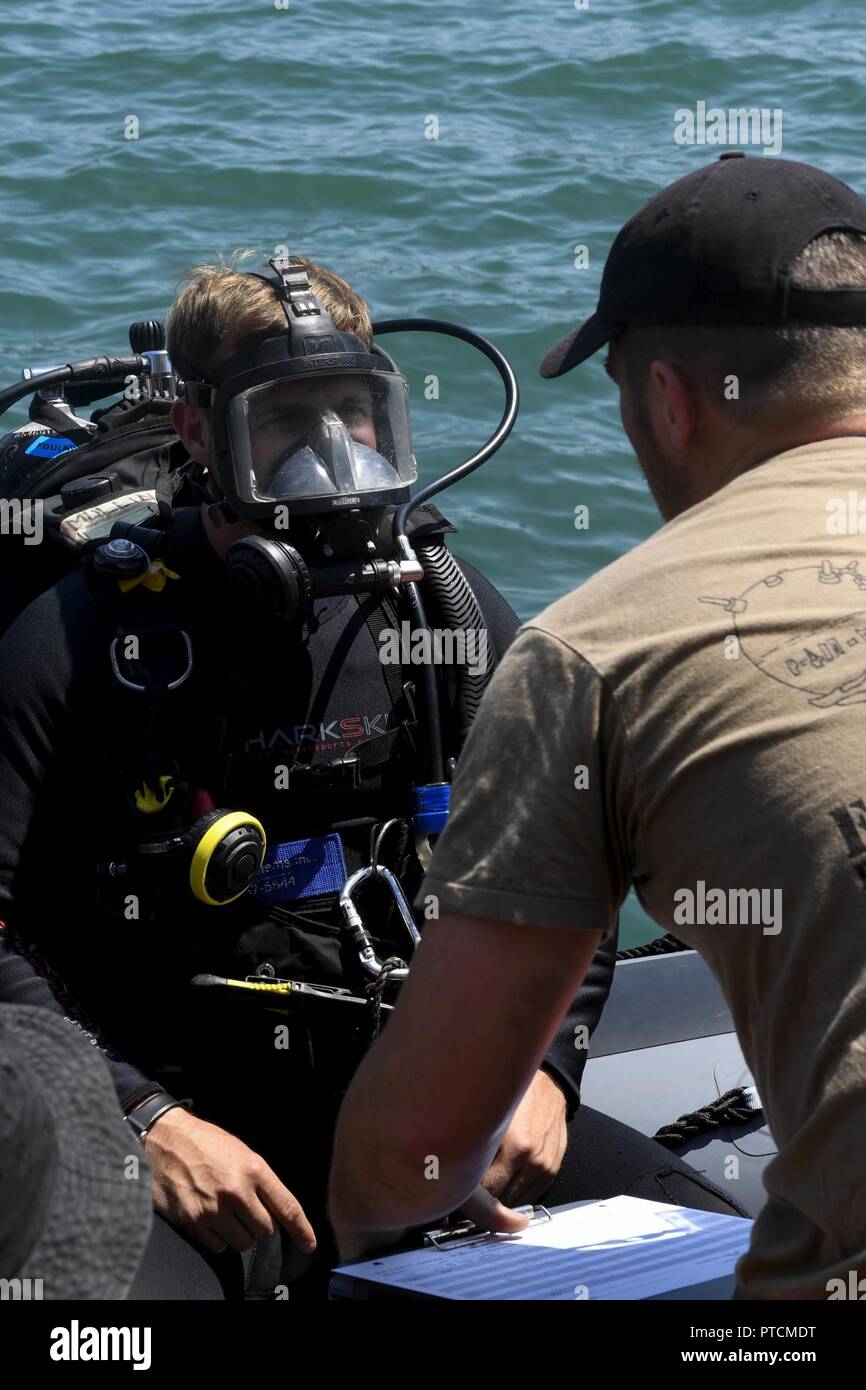 ODESSA, Ukraine (11. Juli 2017) Royal Canadian Navy führenden Seaman Adam Mullen bereitet sich auf einen unteren Kreis suche Training während der Übung Sea Breeze 2017, Juli 11. Sea Breeze ist eine in den USA und der Ukraine gemeinsam Multinationale maritime Übung im Schwarzen Meer statt und wurde entwickelt, um die Interoperabilität der beteiligten Nationen zu verbessern und die Sicherheit im Seeverkehr in der Region zu stärken. Stockfoto