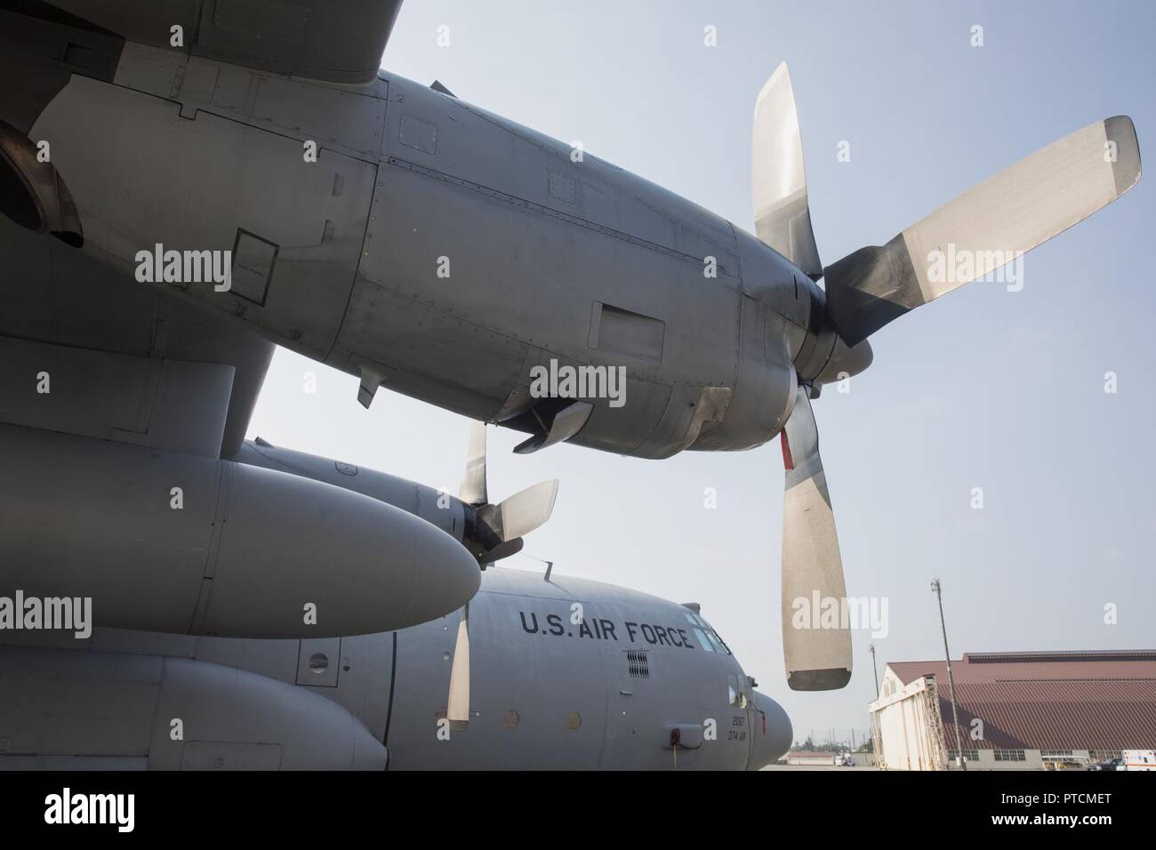 Ein US Air Force C-130 Hercules sitzt auf der Flightline an Yokota Air Base, Japan, 10. Juli 2017, während eines schweren Unfalls Antwort Übung. Ersthelfer mit dem 374 medizinische Gruppe, Yokota, Feuerwehr, 374 Sicherheitskräfte Squadron, Kyorin University Hospital, und Japan Air Verteidigung-kraft Air Defence Befehl in eine Stute teilgenommen, simulieren ein basismodell Missgeschick. Stockfoto