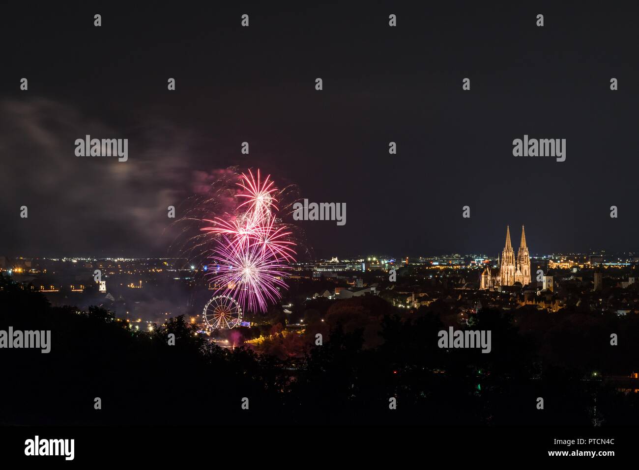 Feuerwerk der Herbstdult mit Riesenrad und Kathedrale in Regensburg, Deutschland Stockfoto
