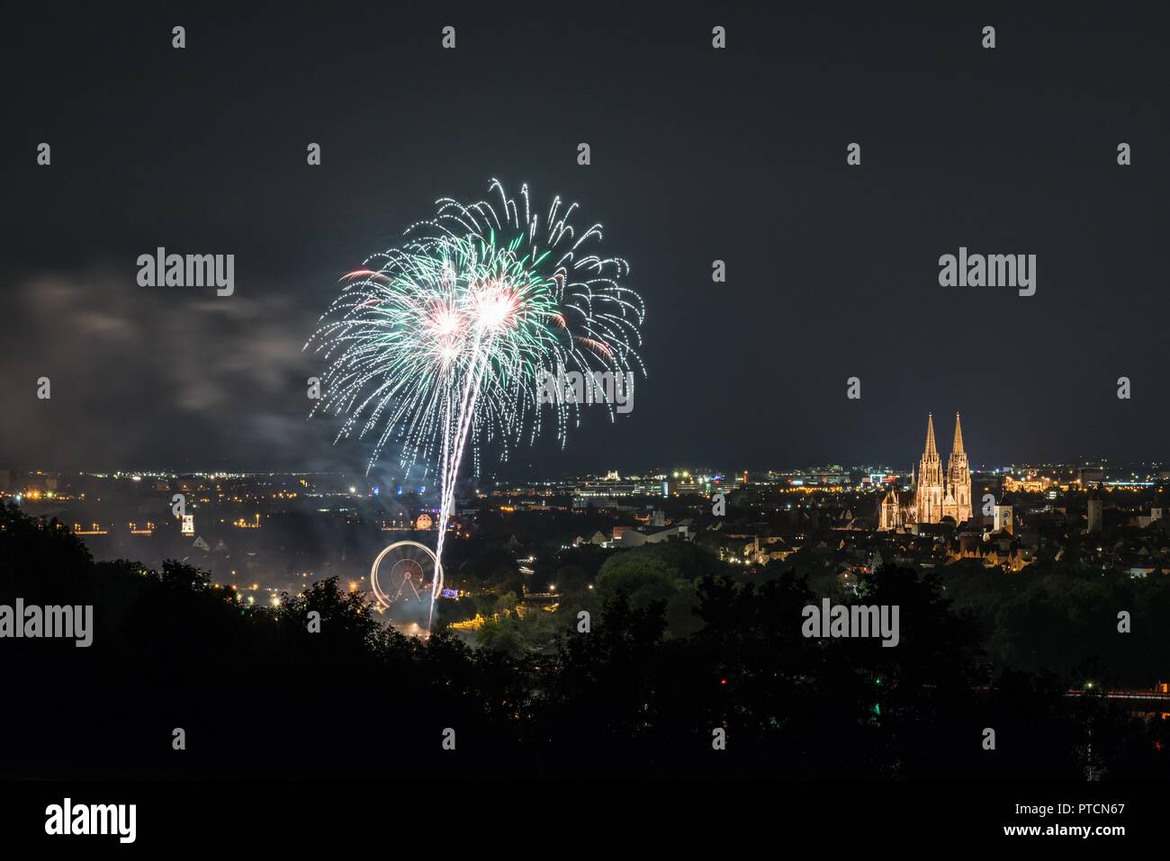 Feuerwerk der Herbstdult mit Riesenrad und Kathedrale in Regensburg, Deutschland Stockfoto