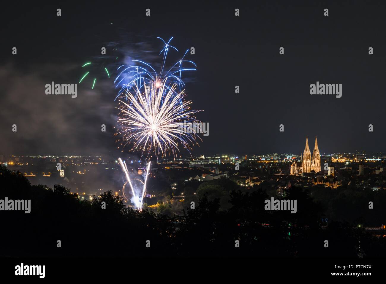 Feuerwerk der Herbstdult mit Riesenrad und Kathedrale in Regensburg, Deutschland Stockfoto