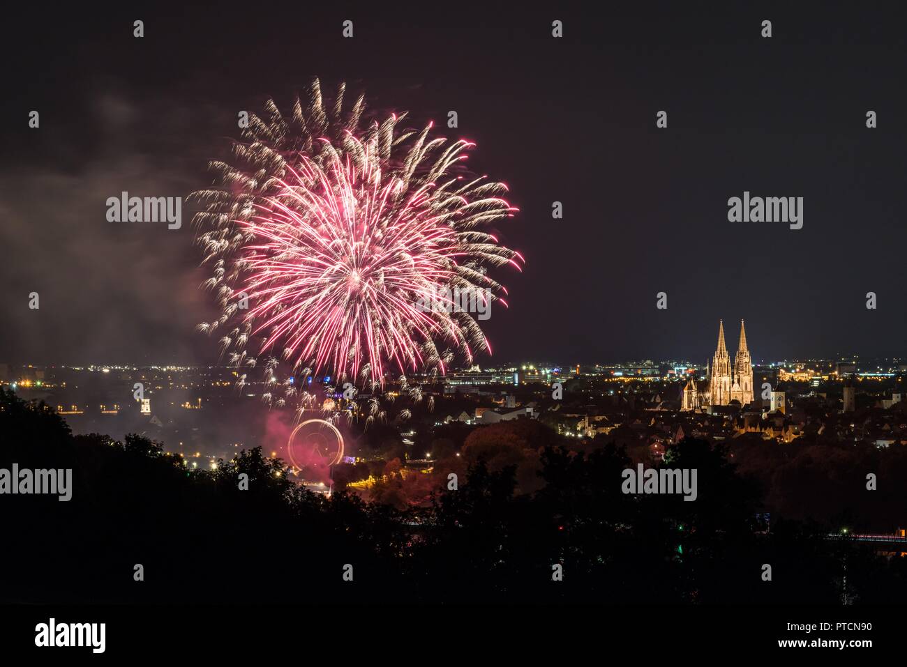 Feuerwerk der Herbstdult mit Riesenrad und Kathedrale in Regensburg, Deutschland Stockfoto