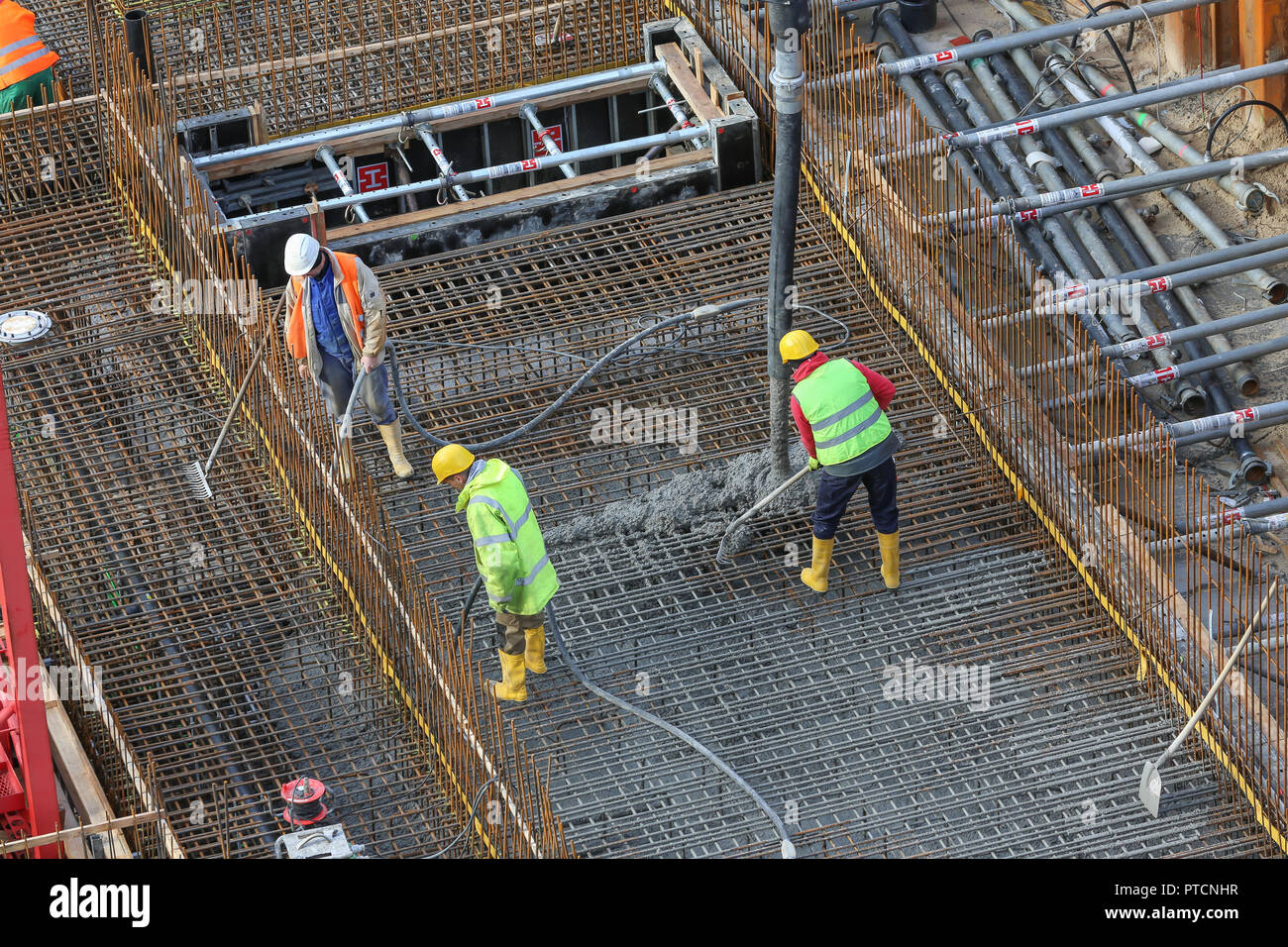 Arbeitnehmer, die frisches Beton mit Rohr Ventil Stockfoto