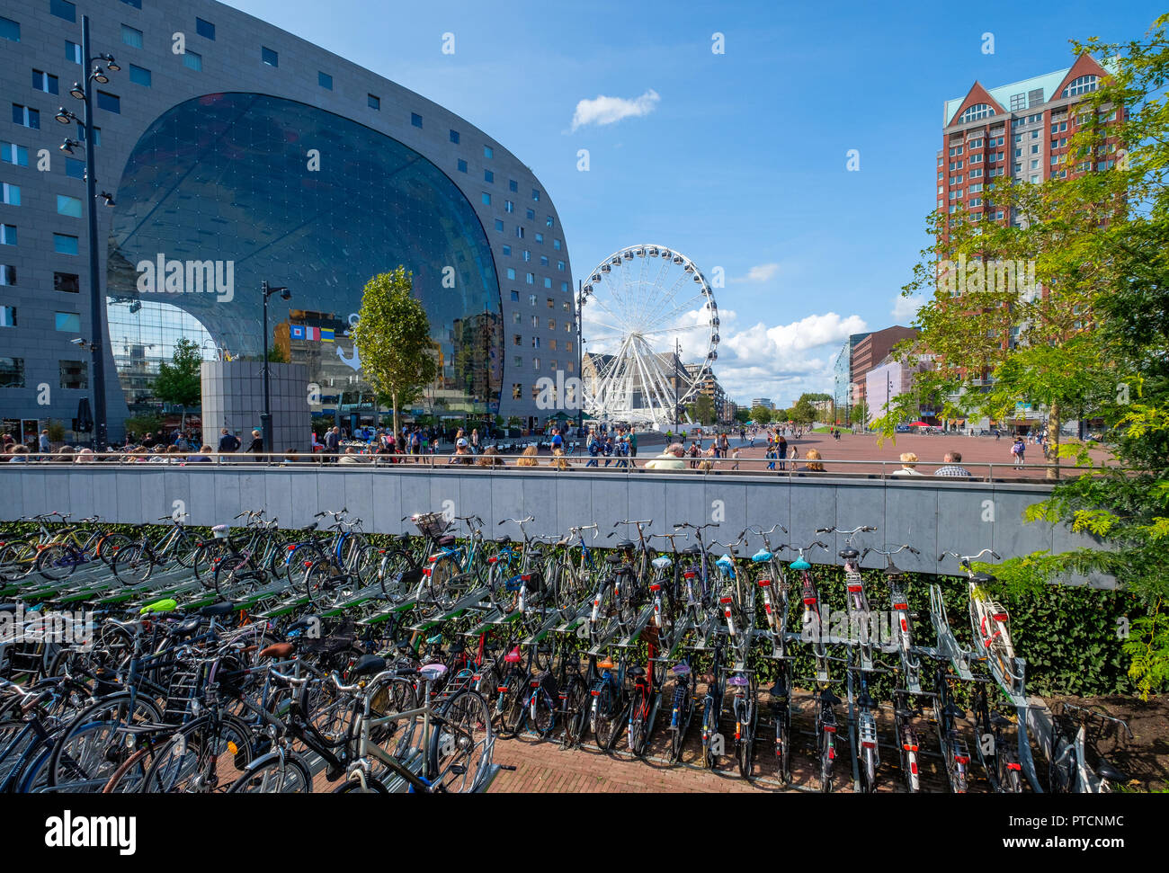 Blick auf die Halle und Riesenrad in Rotterdam und ein Fahrrad parken in der Front. Stockfoto