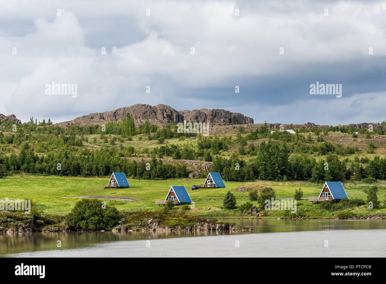 Egilsstadir, Island Cottages oder Kabinen von Fellabaer Stadt und Fluss auf der Ringstraße mit traditionellen Hütte Architektur, blauen Dächer für Camping Stockfoto