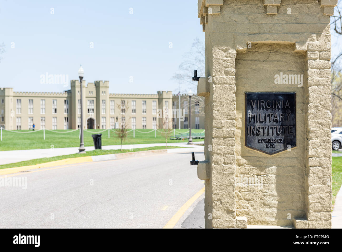 Lexington, USA - 18. April 2018: vmi Virginia Military Institute Eingangsschild in Virginia closeup Campus der Universität, niemand Stockfoto