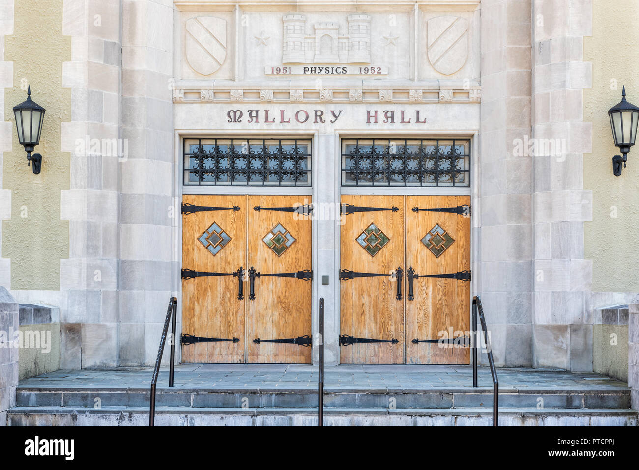 Lexington, USA - 18. April 2018: vmi Virginia Military Institute Mallory Halle Physik Eingang anmelden Virginia closeup Campus der Universität, niemand Stockfoto