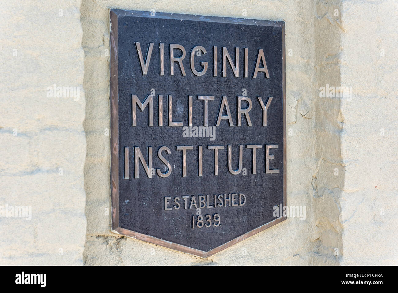 Lexington, USA - 18. April 2018: vmi Virginia Military Institute Eingangsschild closeup in Virginia University Campus, niemand Stockfoto