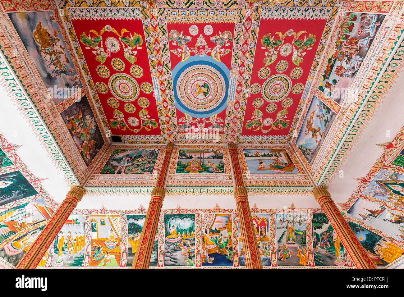 Schön bemalte verzierten Decke an der Tai Tempel Wat That Luang in Vientiane, Laos, von unten gesehen. Stockfoto