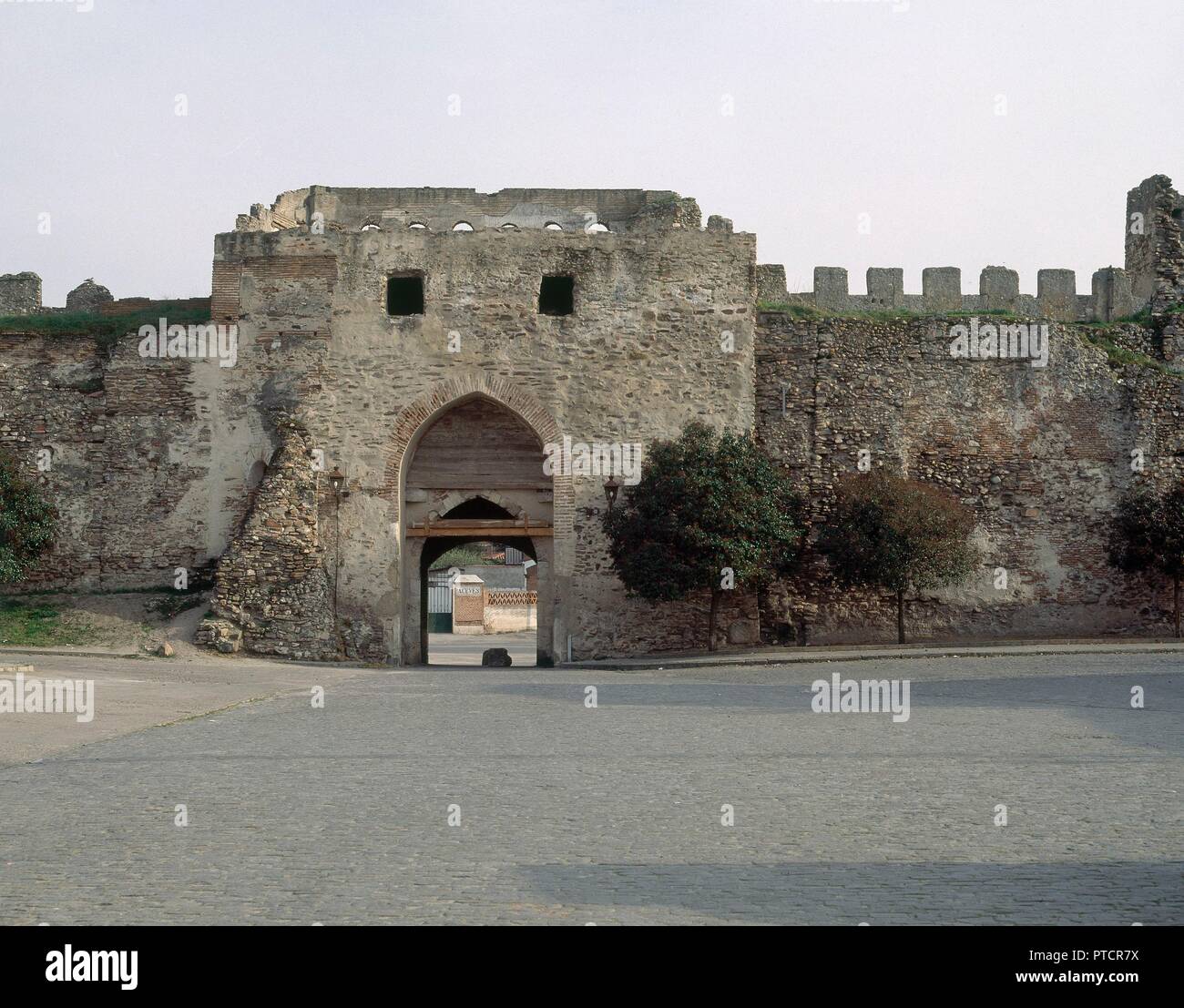 MURALLA - ARCO DE LA VILLA - PUERTA DE ENTRADA (DESDE DENTRO) ARQUITECTURA MILITAR MUDEJAR. Lage: an der Außenseite. SEGOVIA. Spanien. Stockfoto